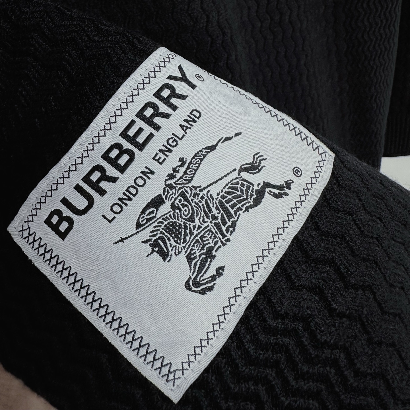 BBR 2025SS秋冬新款半开衫开衫毛衣，专柜同步发售，采用羊毛混纺针织衫毛衣，经典格子飞马刺绣log