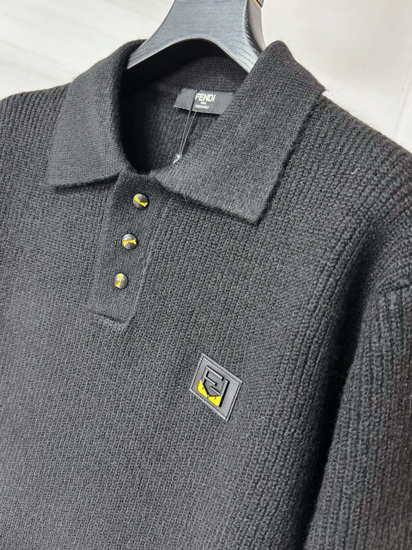 FD 2025SS秋冬新款半开衫翻领毛衣，专柜同步发售，采用羊毛混纺针织衫毛衣，经典黄色眼睛小怪兽五金l