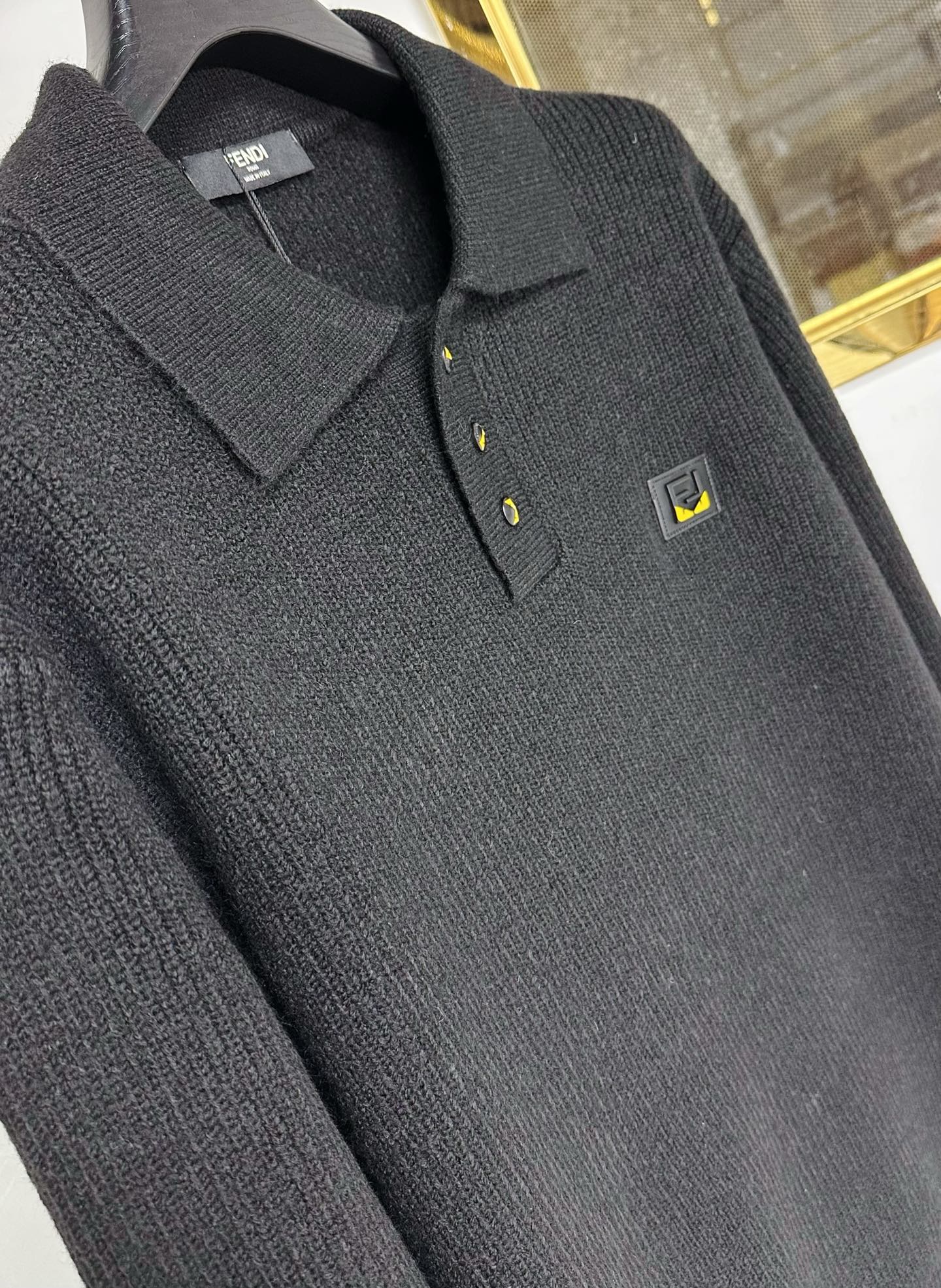 FD 2025SS秋冬新款半开衫翻领毛衣，专柜同步发售，采用羊毛混纺针织衫毛衣，经典黄色眼睛小怪兽五金l