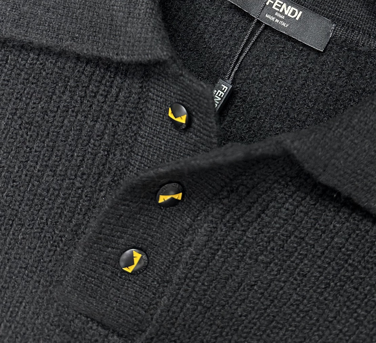 FD 2025SS秋冬新款半开衫翻领毛衣，专柜同步发售，采用羊毛混纺针织衫毛衣，经典黄色眼睛小怪兽五金l