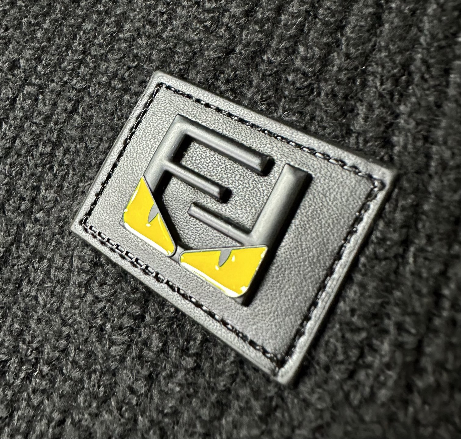 FD 2025SS秋冬新款半开衫翻领毛衣，专柜同步发售，采用羊毛混纺针织衫毛衣，经典黄色眼睛小怪兽五金l