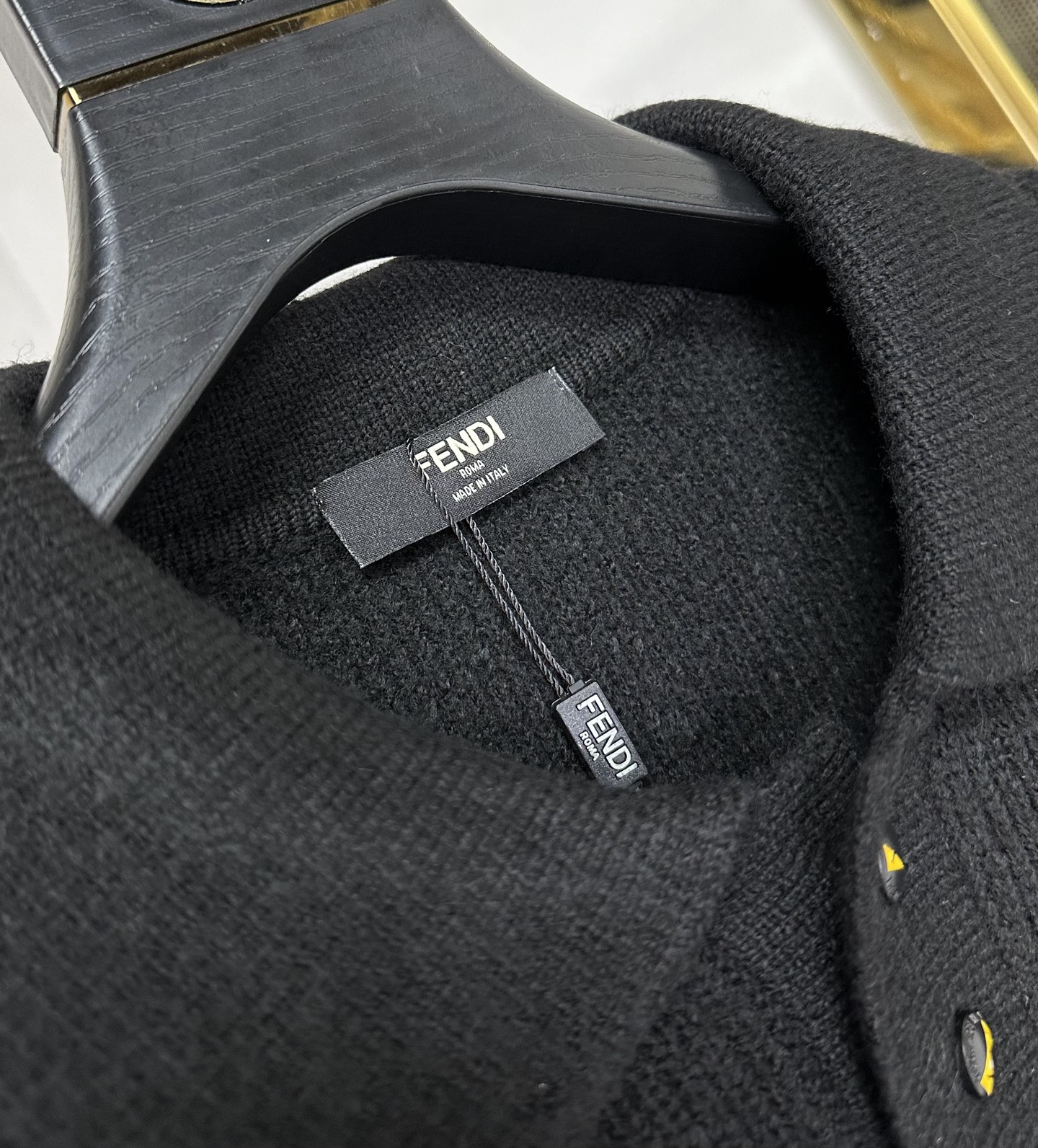 FD 2025SS秋冬新款半开衫翻领毛衣，专柜同步发售，采用羊毛混纺针织衫毛衣，经典黄色眼睛小怪兽五金l