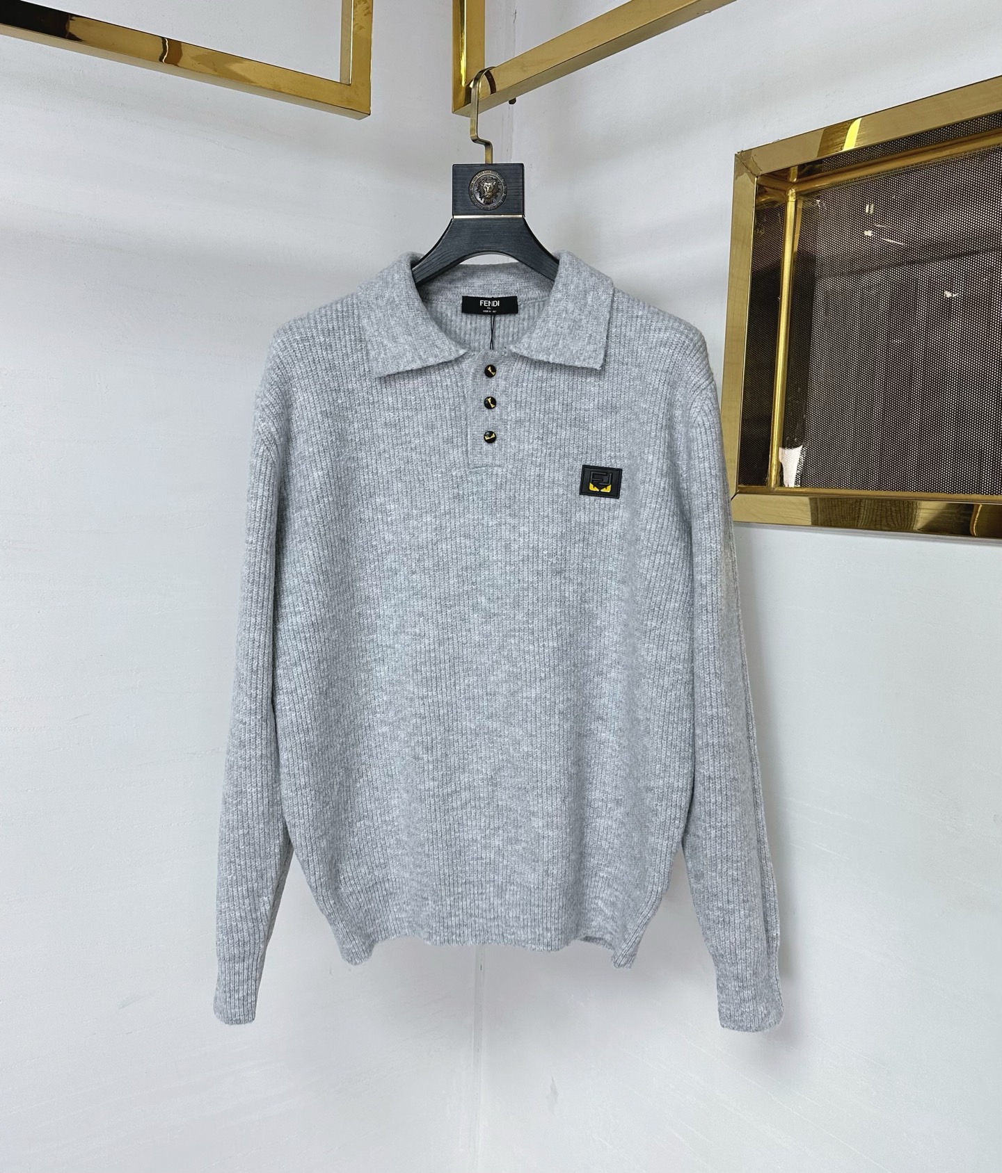 FD 2025SS秋冬新款半开衫翻领毛衣，专柜同步发售，采用羊毛混纺针织衫毛衣，经典黄色眼睛小怪兽五金l