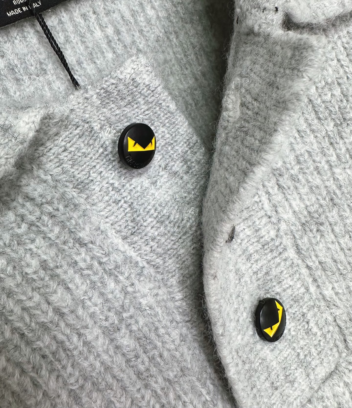 FD 2025SS秋冬新款半开衫翻领毛衣，专柜同步发售，采用羊毛混纺针织衫毛衣，经典黄色眼睛小怪兽五金l