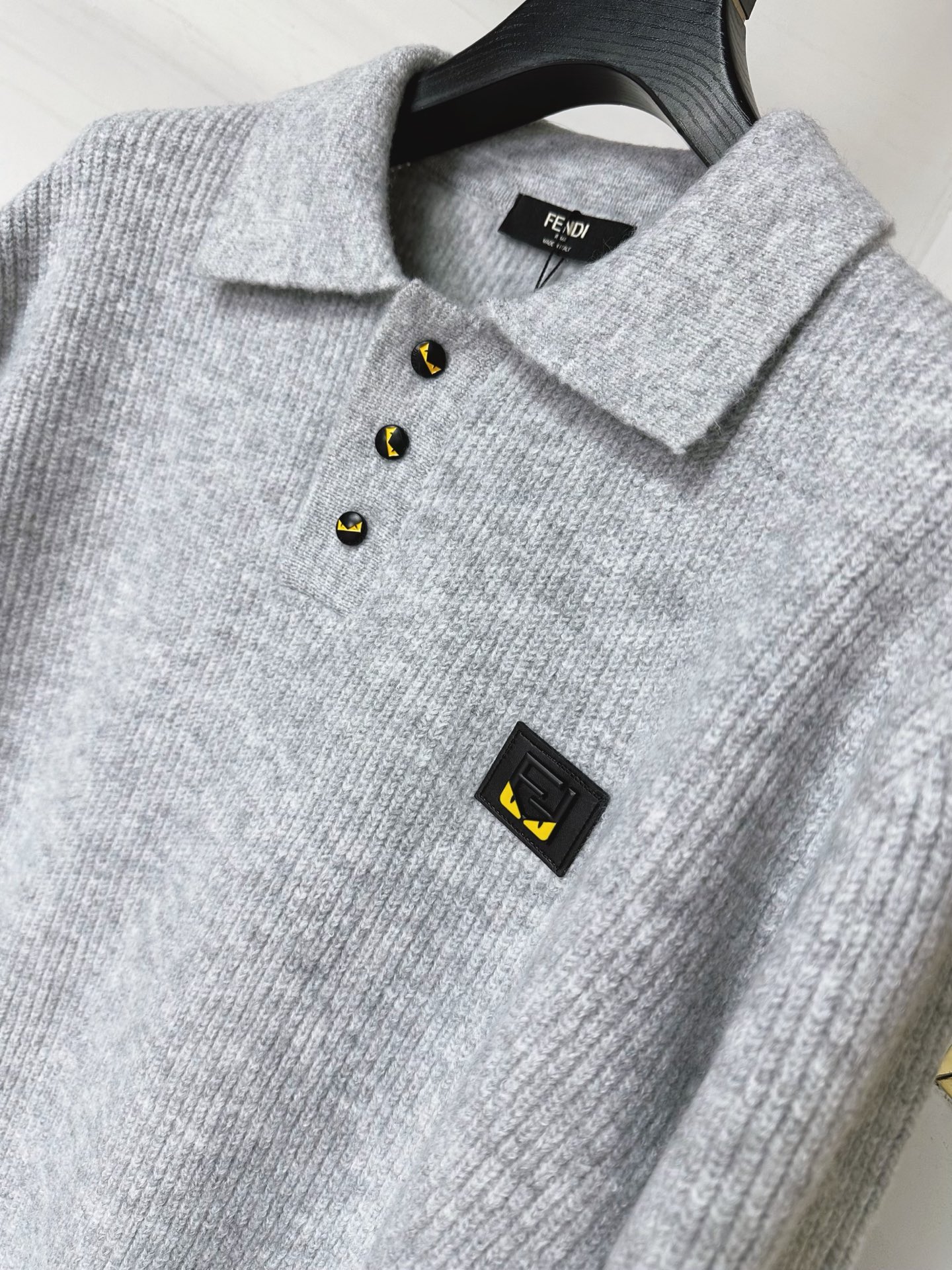 FD 2025SS秋冬新款半开衫翻领毛衣，专柜同步发售，采用羊毛混纺针织衫毛衣，经典黄色眼睛小怪兽五金l