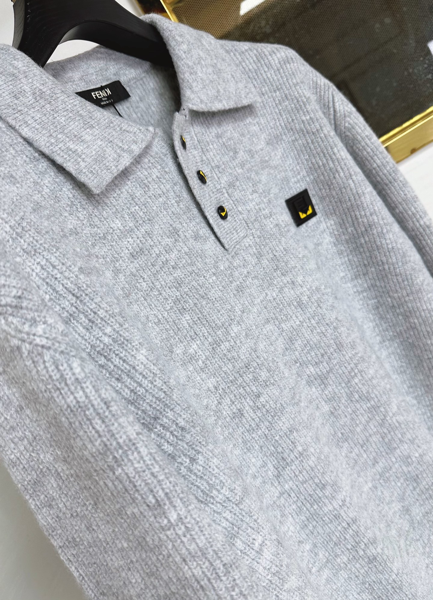 FD 2025SS秋冬新款半开衫翻领毛衣，专柜同步发售，采用羊毛混纺针织衫毛衣，经典黄色眼睛小怪兽五金l