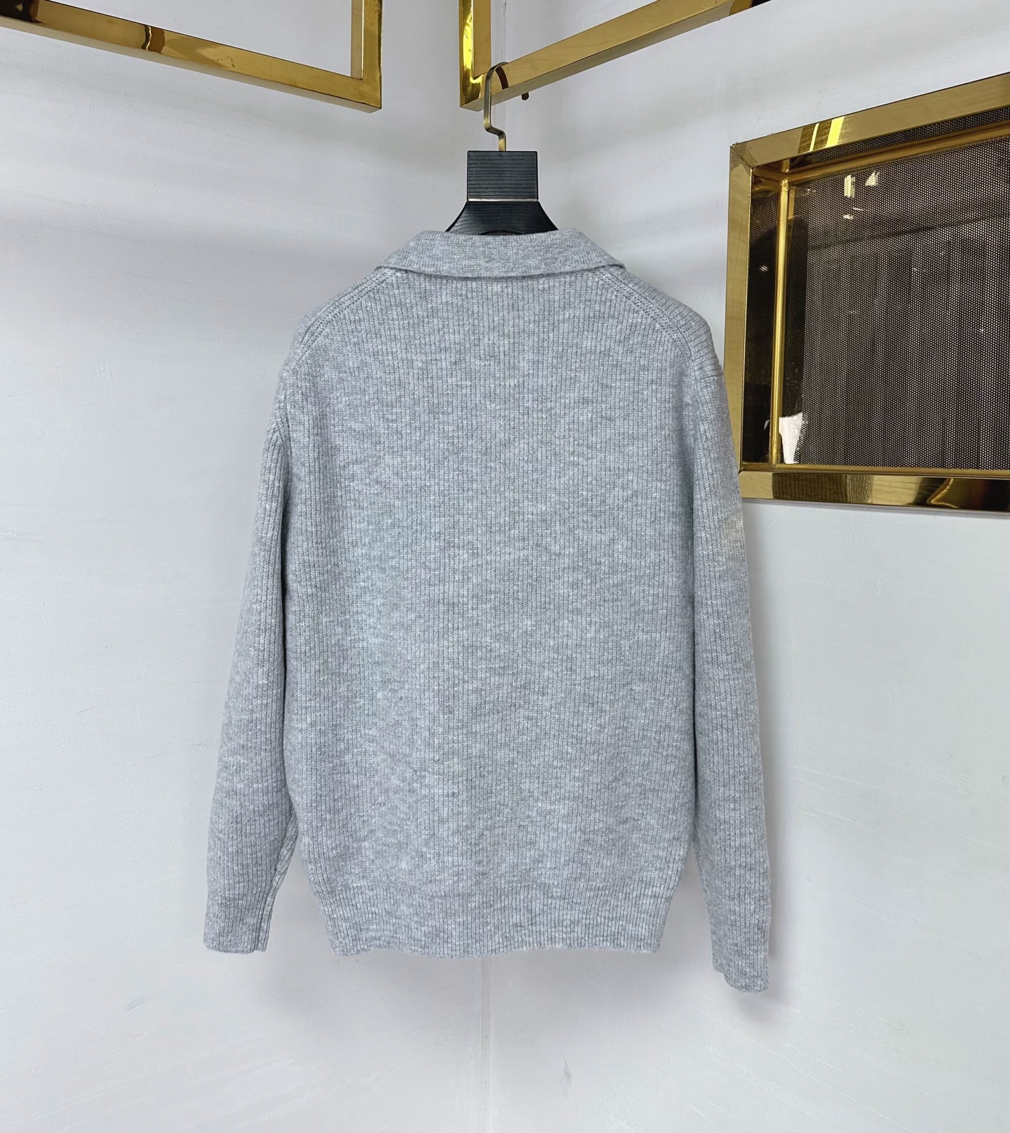 FD 2025SS秋冬新款半开衫翻领毛衣，专柜同步发售，采用羊毛混纺针织衫毛衣，经典黄色眼睛小怪兽五金l