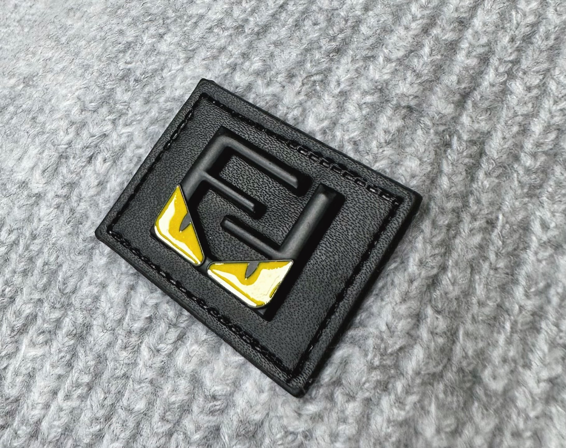 FD 2025SS秋冬新款半开衫翻领毛衣，专柜同步发售，采用羊毛混纺针织衫毛衣，经典黄色眼睛小怪兽五金l