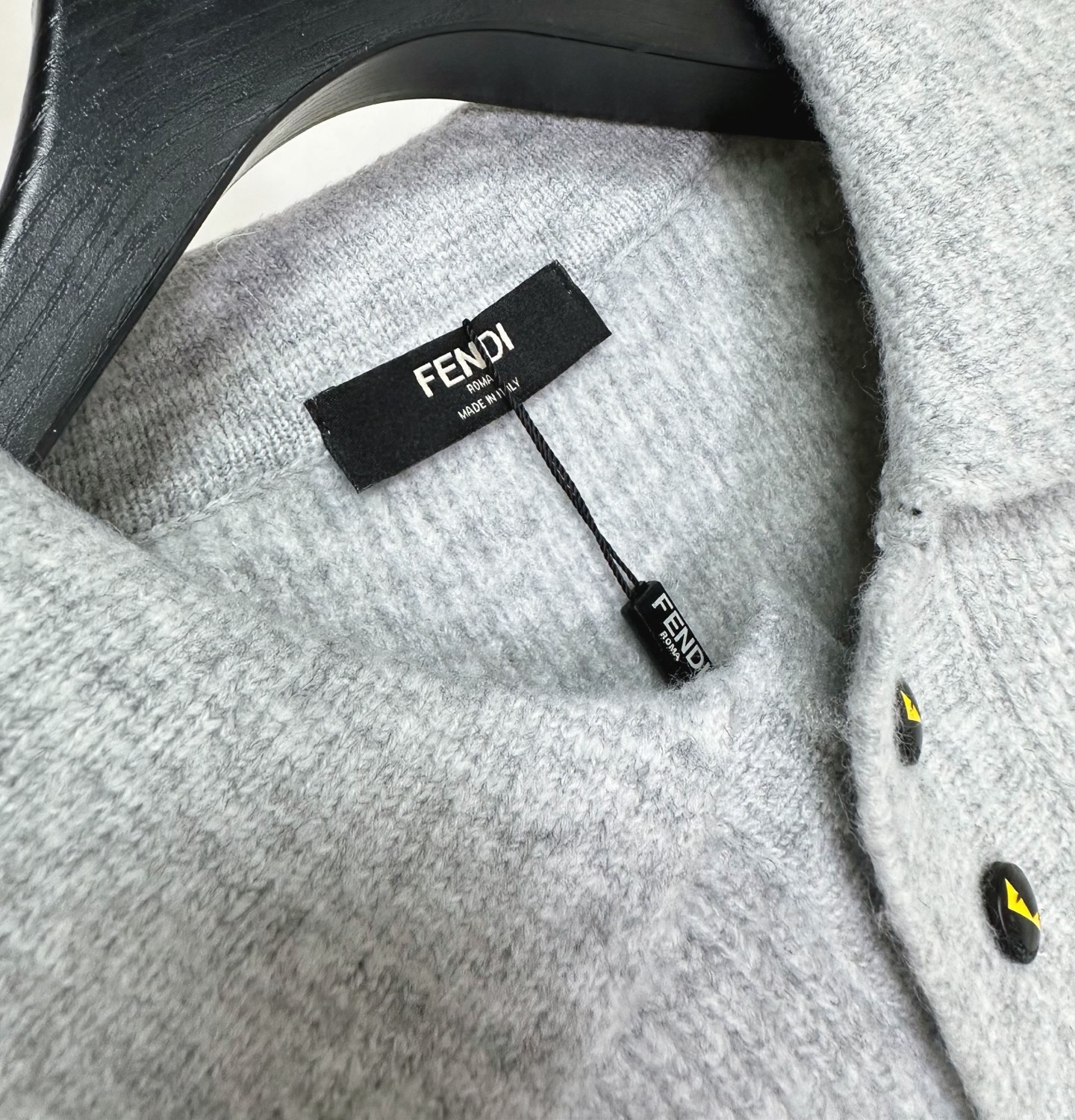 FD 2025SS秋冬新款半开衫翻领毛衣，专柜同步发售，采用羊毛混纺针织衫毛衣，经典黄色眼睛小怪兽五金l