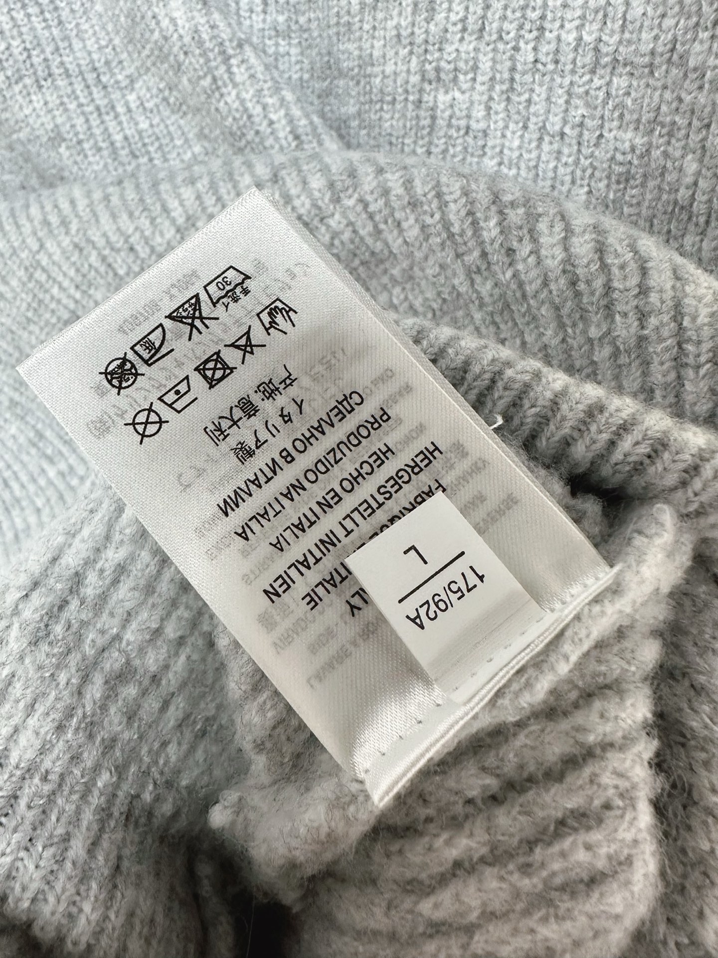 FD 2025SS秋冬新款半开衫翻领毛衣，专柜同步发售，采用羊毛混纺针织衫毛衣，经典黄色眼睛小怪兽五金l