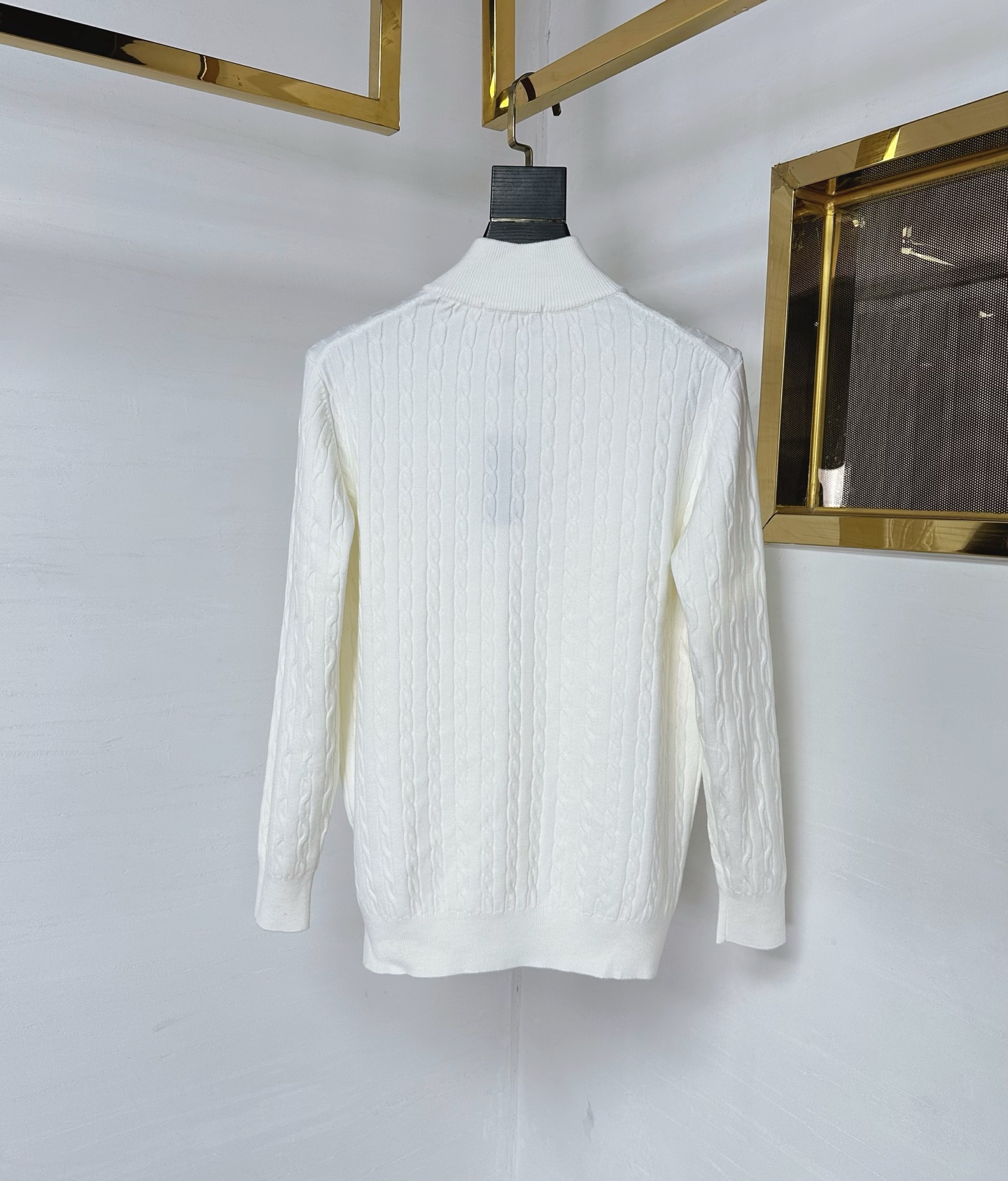 PRAD 2025SS秋冬新款半开衫毛衣，专柜同步发售，采用羊毛混纺针织衫毛衣，经典倒三角五金logo，