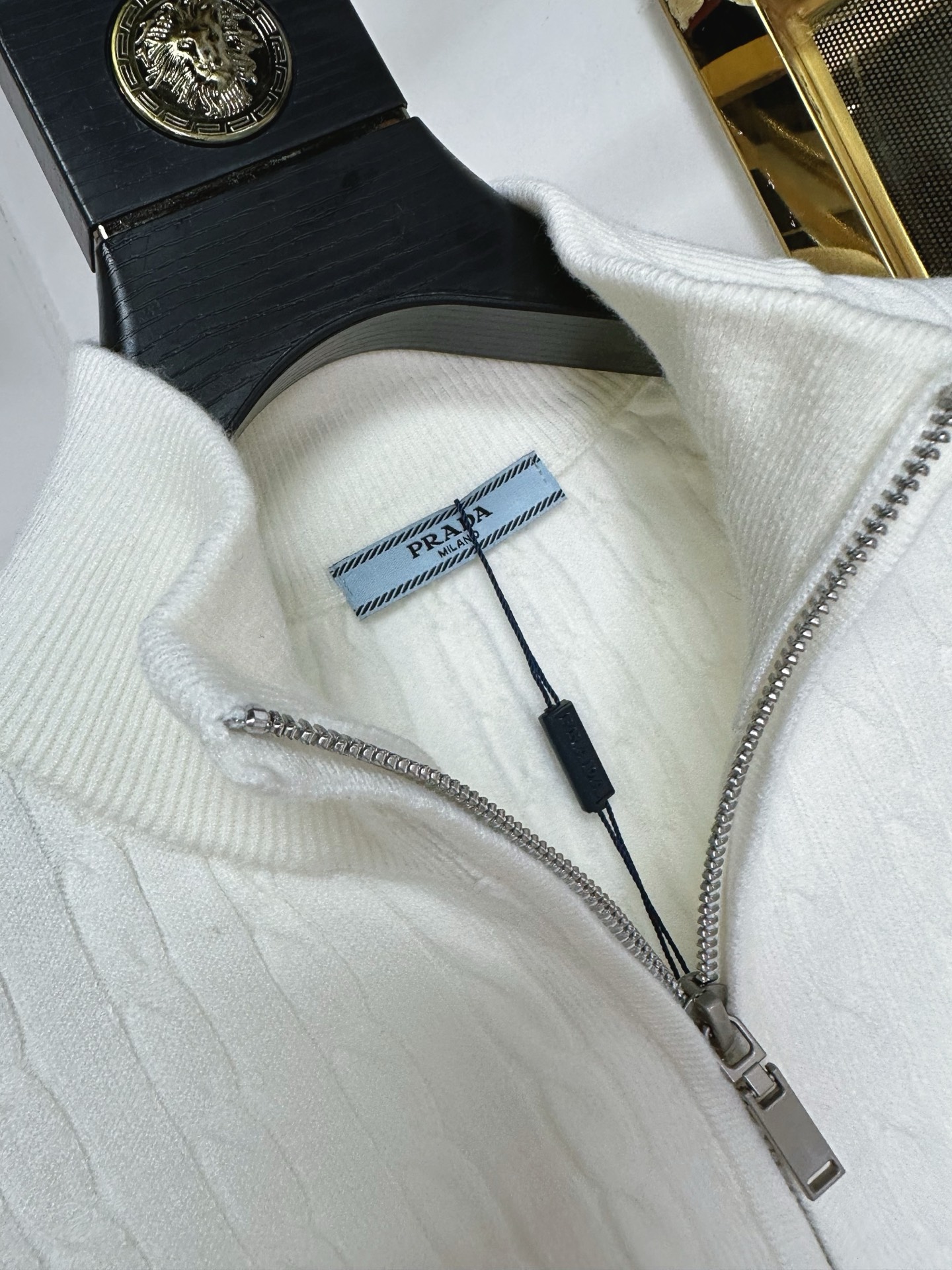 PRAD 2025SS秋冬新款半开衫毛衣，专柜同步发售，采用羊毛混纺针织衫毛衣，经典倒三角五金logo，