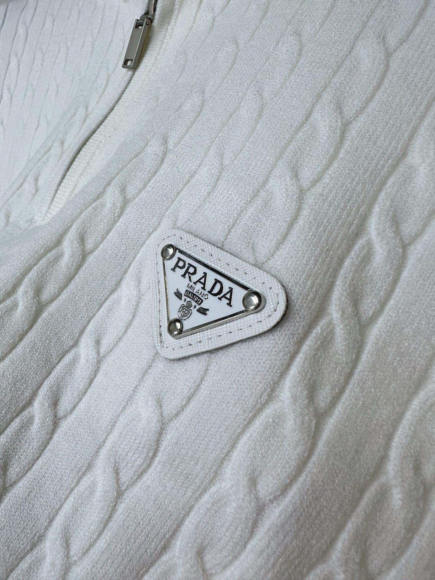 PRAD 2025SS秋冬新款半开衫毛衣，专柜同步发售，采用羊毛混纺针织衫毛衣，经典倒三角五金logo，