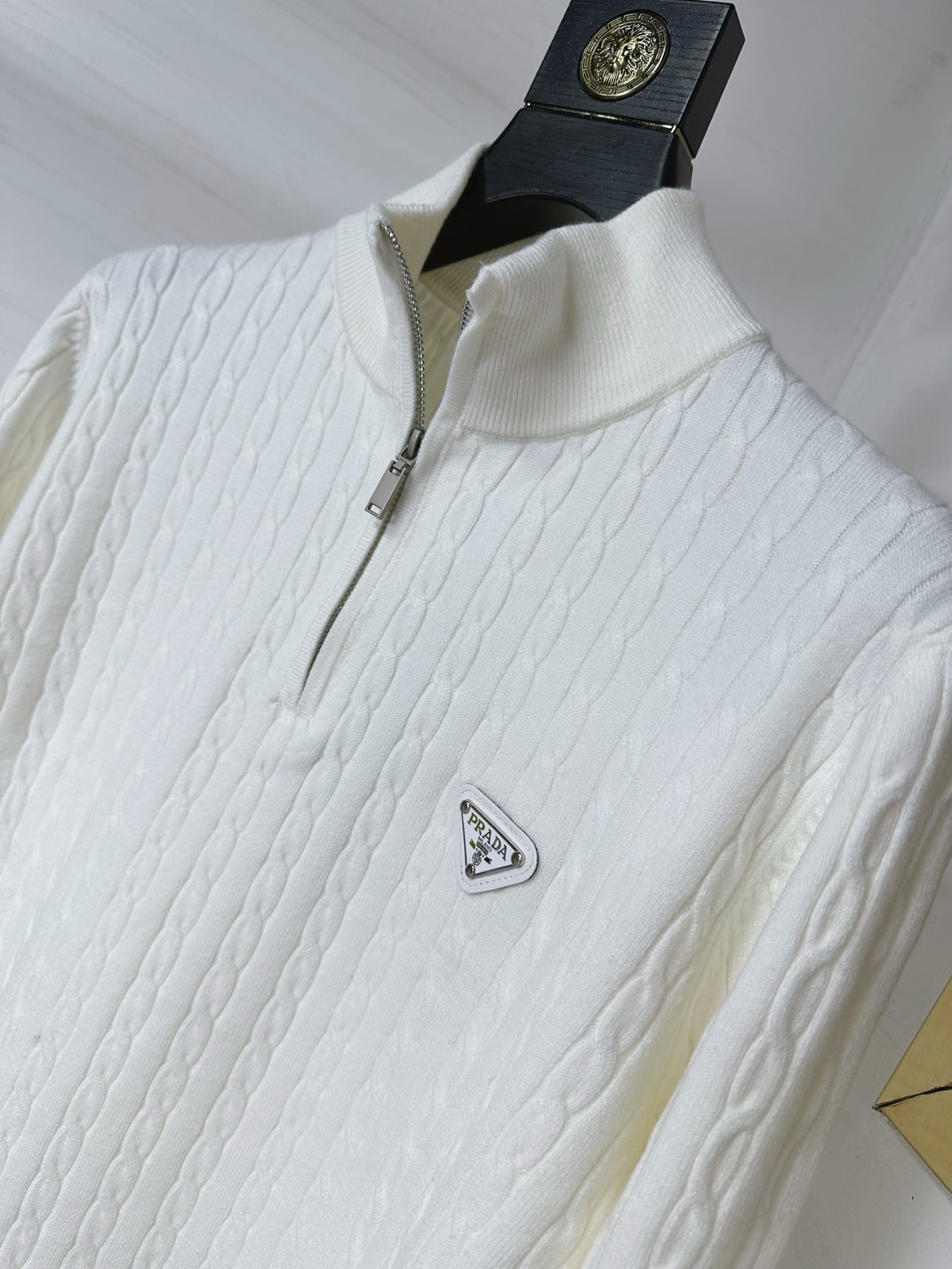 PRAD 2025SS秋冬新款半开衫毛衣，专柜同步发售，采用羊毛混纺针织衫毛衣，经典倒三角五金logo，