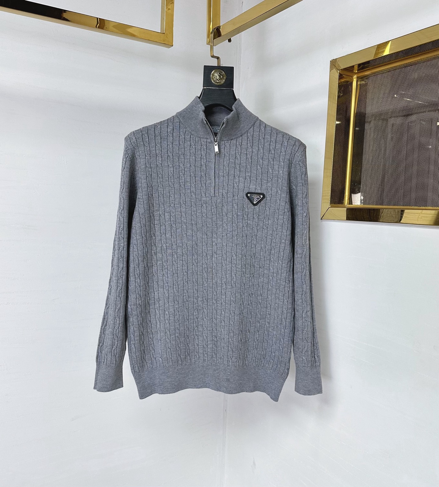 PRAD 2025SS秋冬新款半开衫毛衣，专柜同步发售，采用羊毛混纺针织衫毛衣，经典倒三角五金logo，