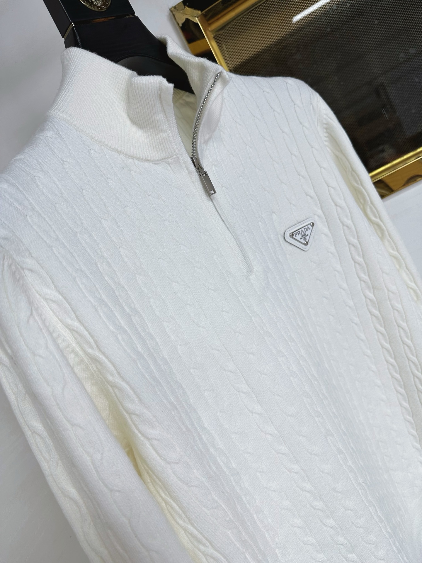 PRAD 2025SS秋冬新款半开衫毛衣，专柜同步发售，采用羊毛混纺针织衫毛衣，经典倒三角五金logo，