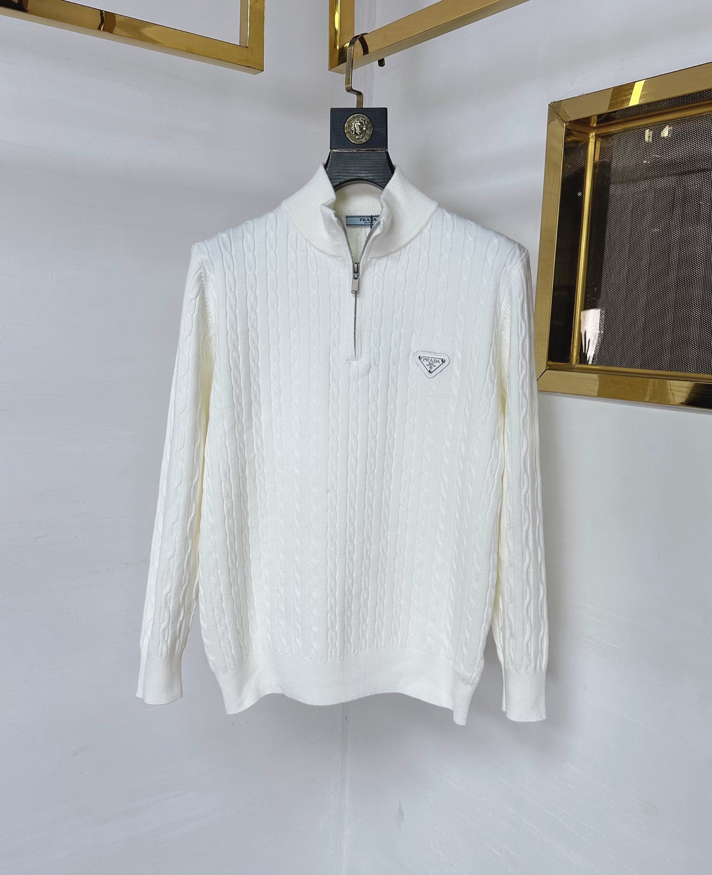 PRAD 2025SS秋冬新款半开衫毛衣，专柜同步发售，采用羊毛混纺针织衫毛衣，经典倒三角五金logo，
