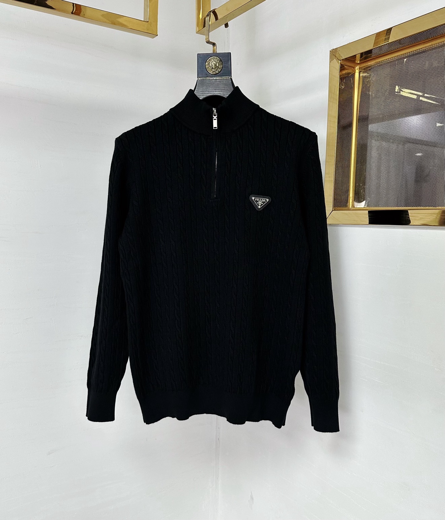 PRAD 2025SS秋冬新款半开衫毛衣，专柜同步发售，采用羊毛混纺针织衫毛衣，经典倒三角五金logo，