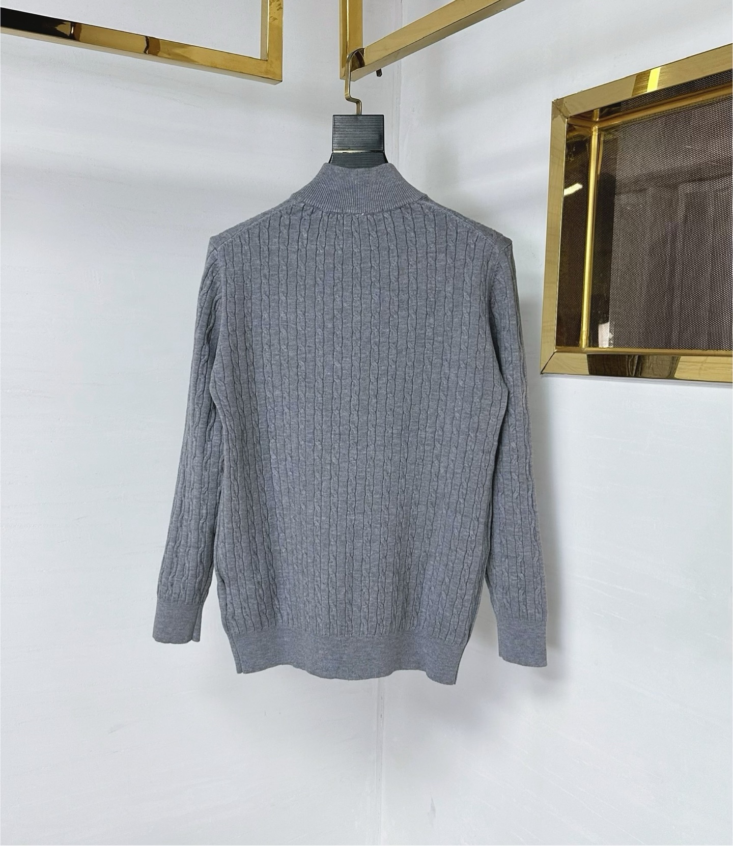 PRAD 2025SS秋冬新款半开衫毛衣，专柜同步发售，采用羊毛混纺针织衫毛衣，经典倒三角五金logo，