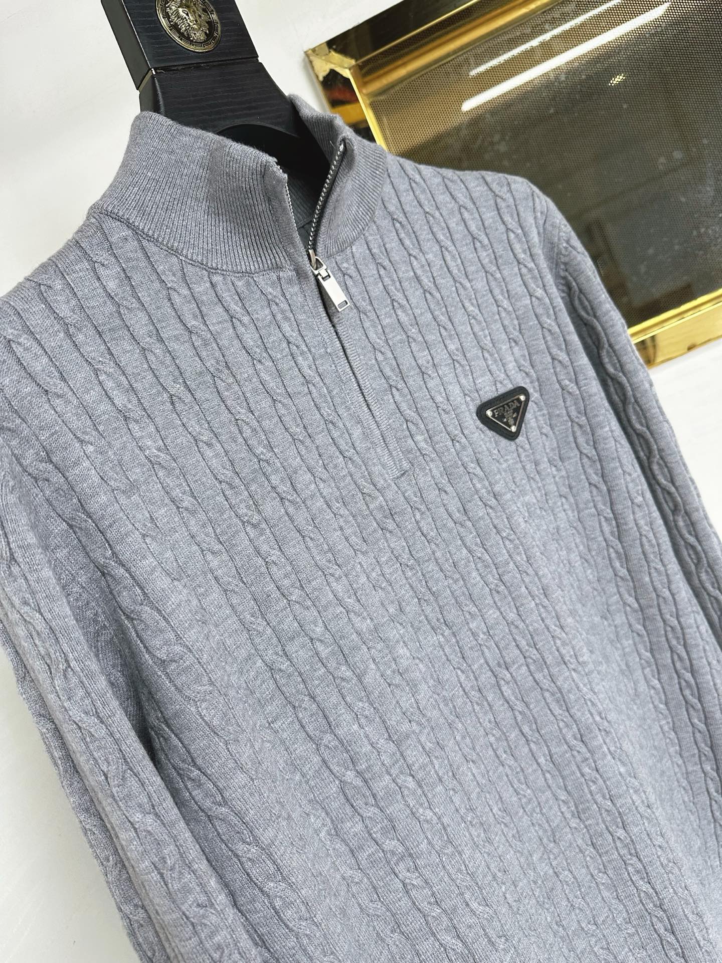 PRAD 2025SS秋冬新款半开衫毛衣，专柜同步发售，采用羊毛混纺针织衫毛衣，经典倒三角五金logo，