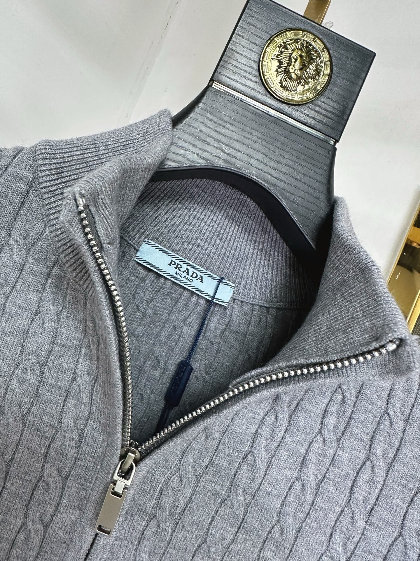 PRAD 2025SS秋冬新款半开衫毛衣，专柜同步发售，采用羊毛混纺针织衫毛衣，经典倒三角五金logo，