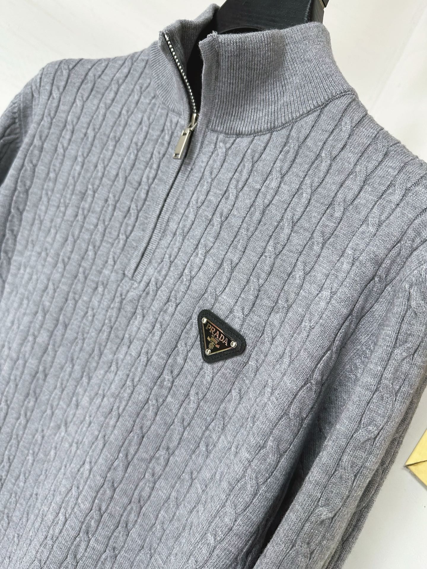 PRAD 2025SS秋冬新款半开衫毛衣，专柜同步发售，采用羊毛混纺针织衫毛衣，经典倒三角五金logo，