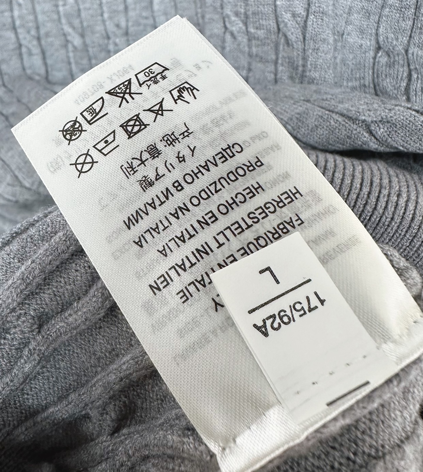 PRAD 2025SS秋冬新款半开衫毛衣，专柜同步发售，采用羊毛混纺针织衫毛衣，经典倒三角五金logo，