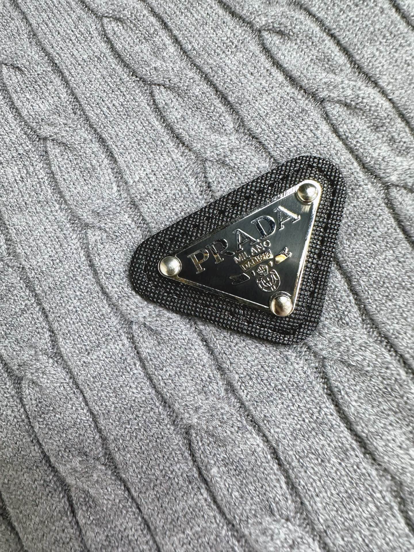 PRAD 2025SS秋冬新款半开衫毛衣，专柜同步发售，采用羊毛混纺针织衫毛衣，经典倒三角五金logo，