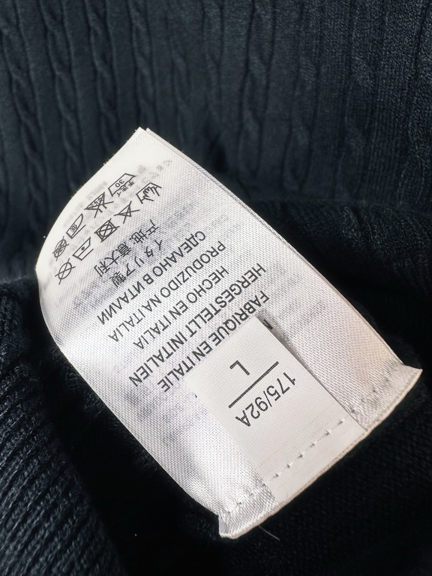 PRAD 2025SS秋冬新款半开衫毛衣，专柜同步发售，采用羊毛混纺针织衫毛衣，经典倒三角五金logo，