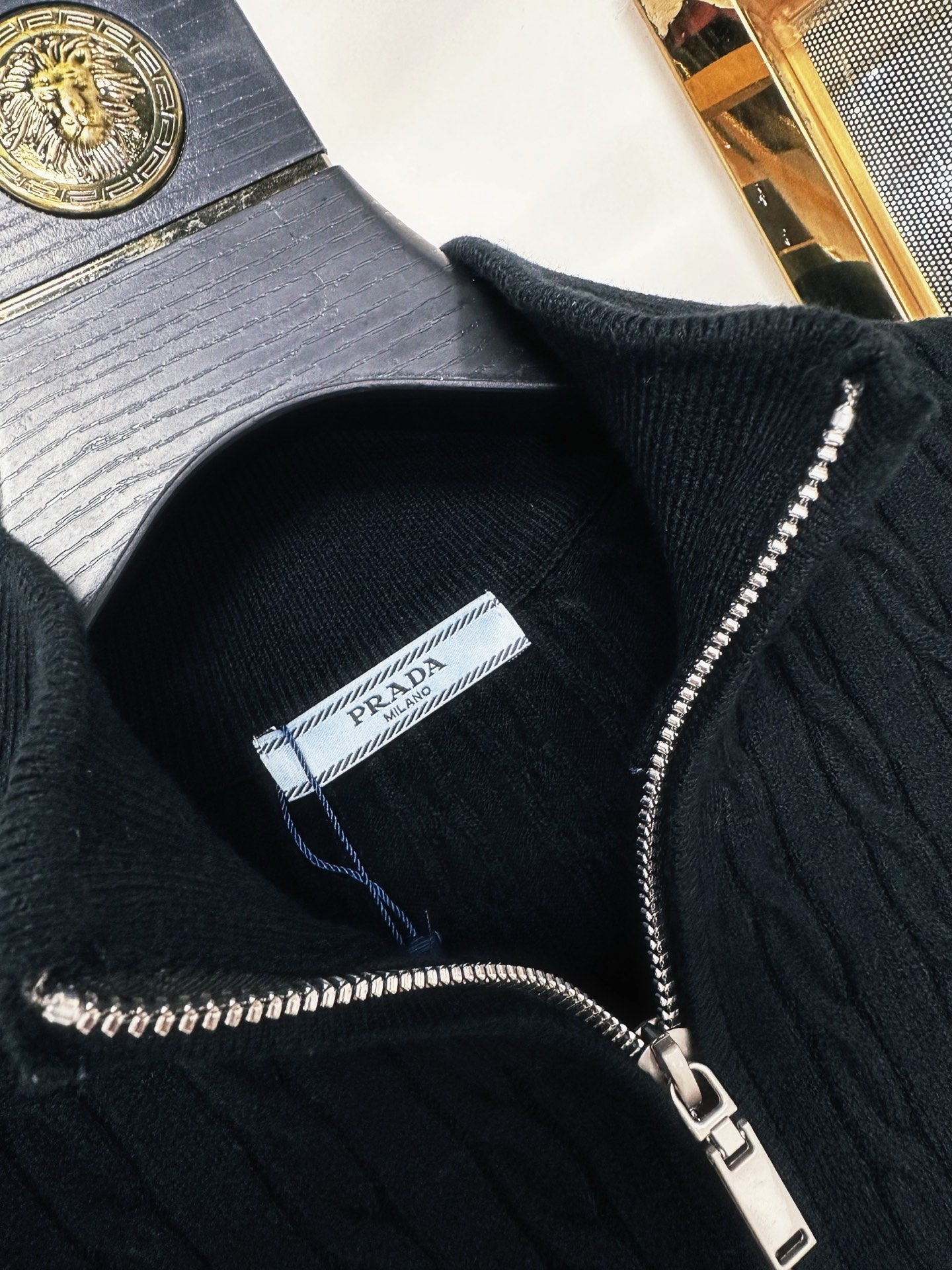 PRAD 2025SS秋冬新款半开衫毛衣，专柜同步发售，采用羊毛混纺针织衫毛衣，经典倒三角五金logo，