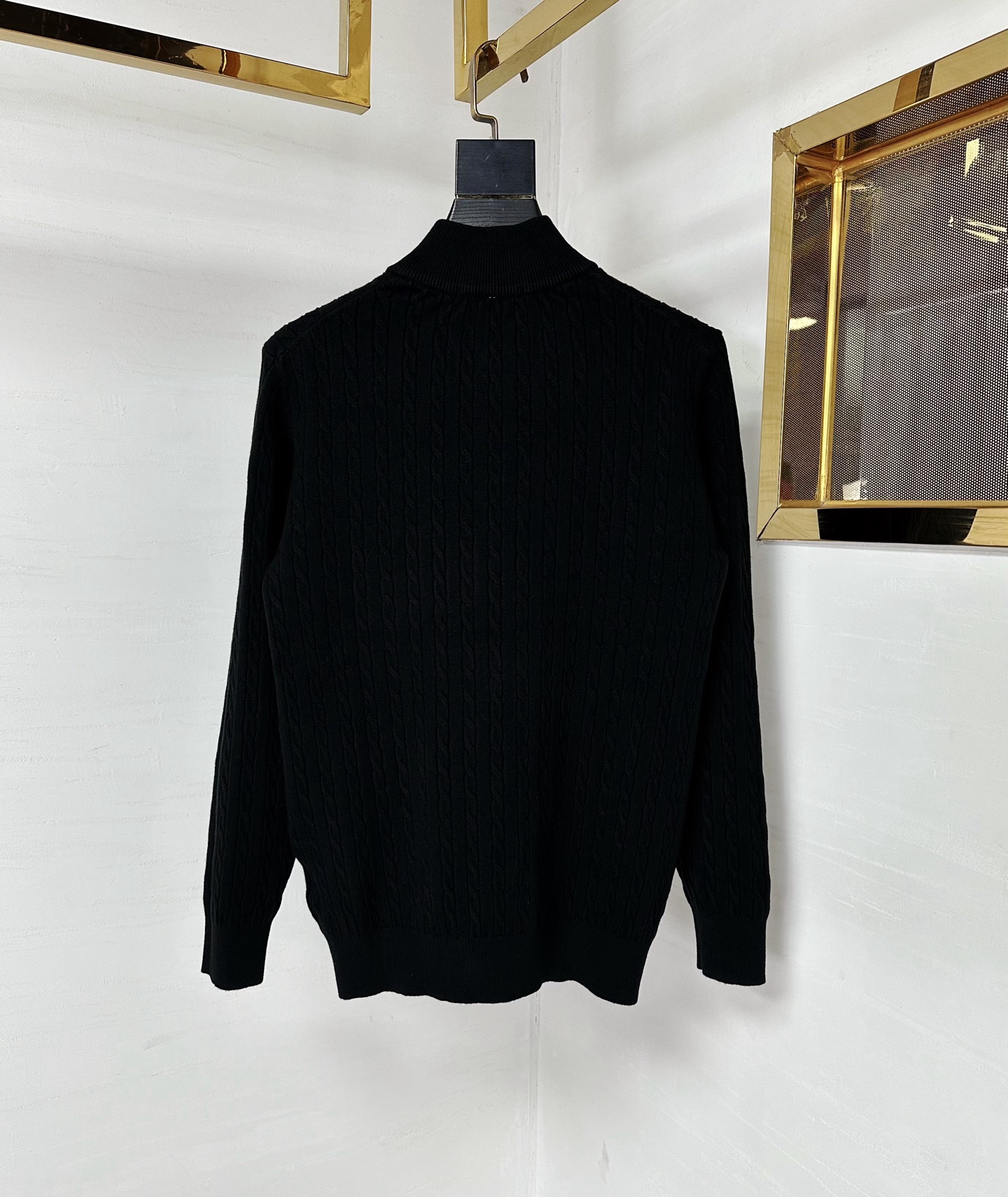 PRAD 2025SS秋冬新款半开衫毛衣，专柜同步发售，采用羊毛混纺针织衫毛衣，经典倒三角五金logo，