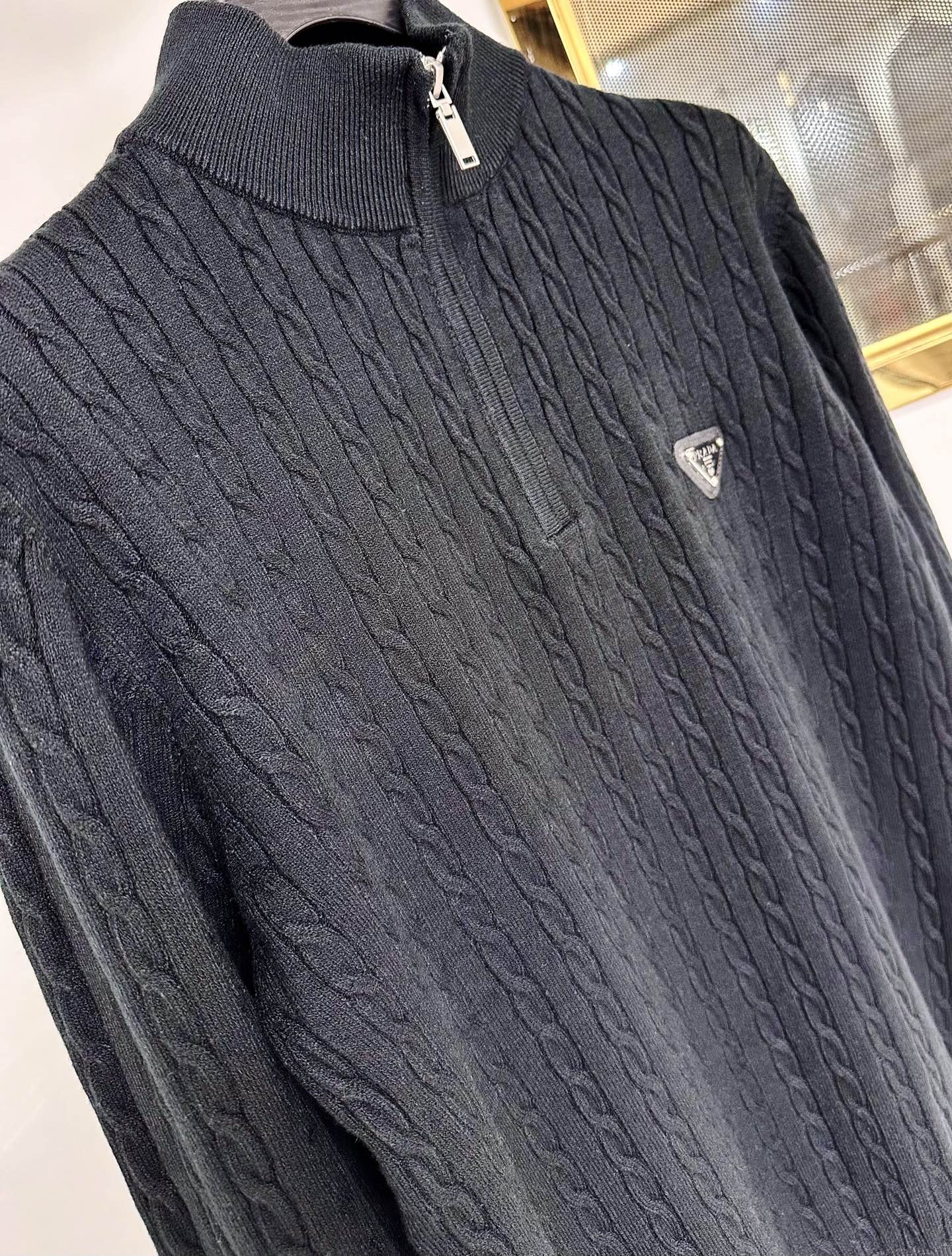PRAD 2025SS秋冬新款半开衫毛衣，专柜同步发售，采用羊毛混纺针织衫毛衣，经典倒三角五金logo，