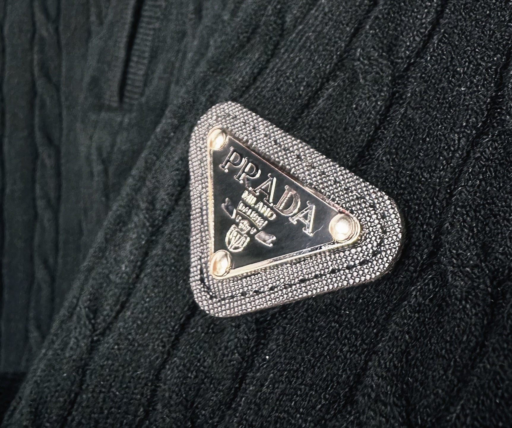 PRAD 2025SS秋冬新款半开衫毛衣，专柜同步发售，采用羊毛混纺针织衫毛衣，经典倒三角五金logo，