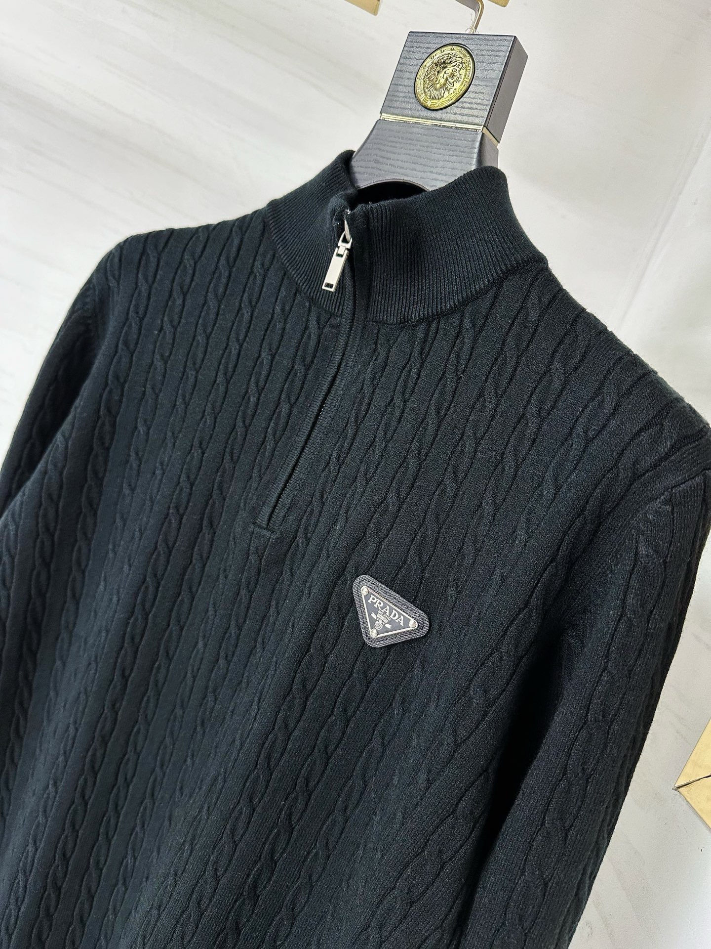 PRAD 2025SS秋冬新款半开衫毛衣，专柜同步发售，采用羊毛混纺针织衫毛衣，经典倒三角五金logo，