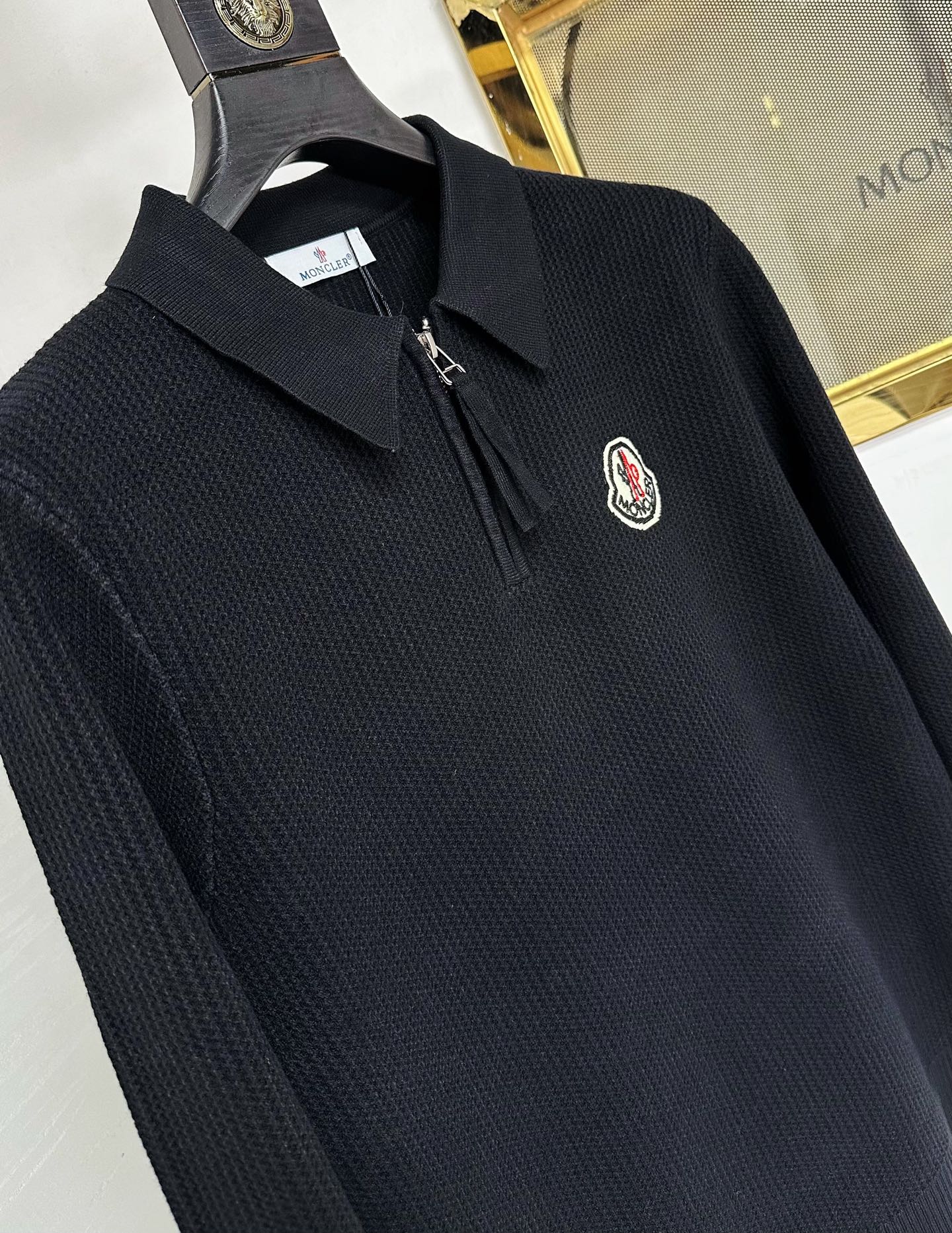 MON 2025SS秋冬新款半开衫翻领毛衣，专柜同步发售，采用羊毛混纺针织衫毛衣，经典刺绣logo，客供