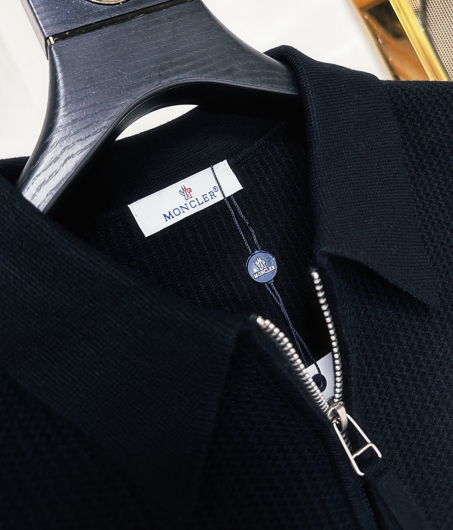 MON 2025SS秋冬新款半开衫翻领毛衣，专柜同步发售，采用羊毛混纺针织衫毛衣，经典刺绣logo，客供