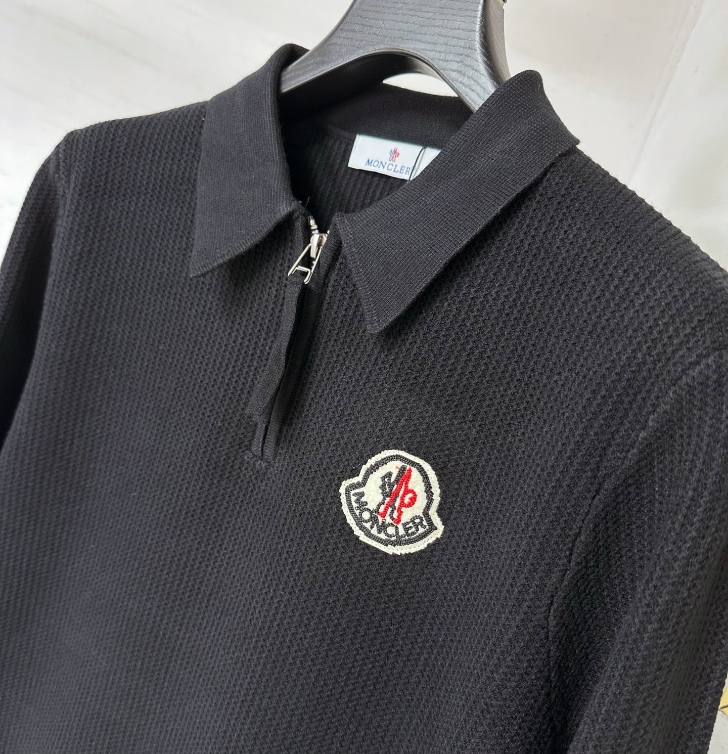 MON 2025SS秋冬新款半开衫翻领毛衣，专柜同步发售，采用羊毛混纺针织衫毛衣，经典刺绣logo，客供