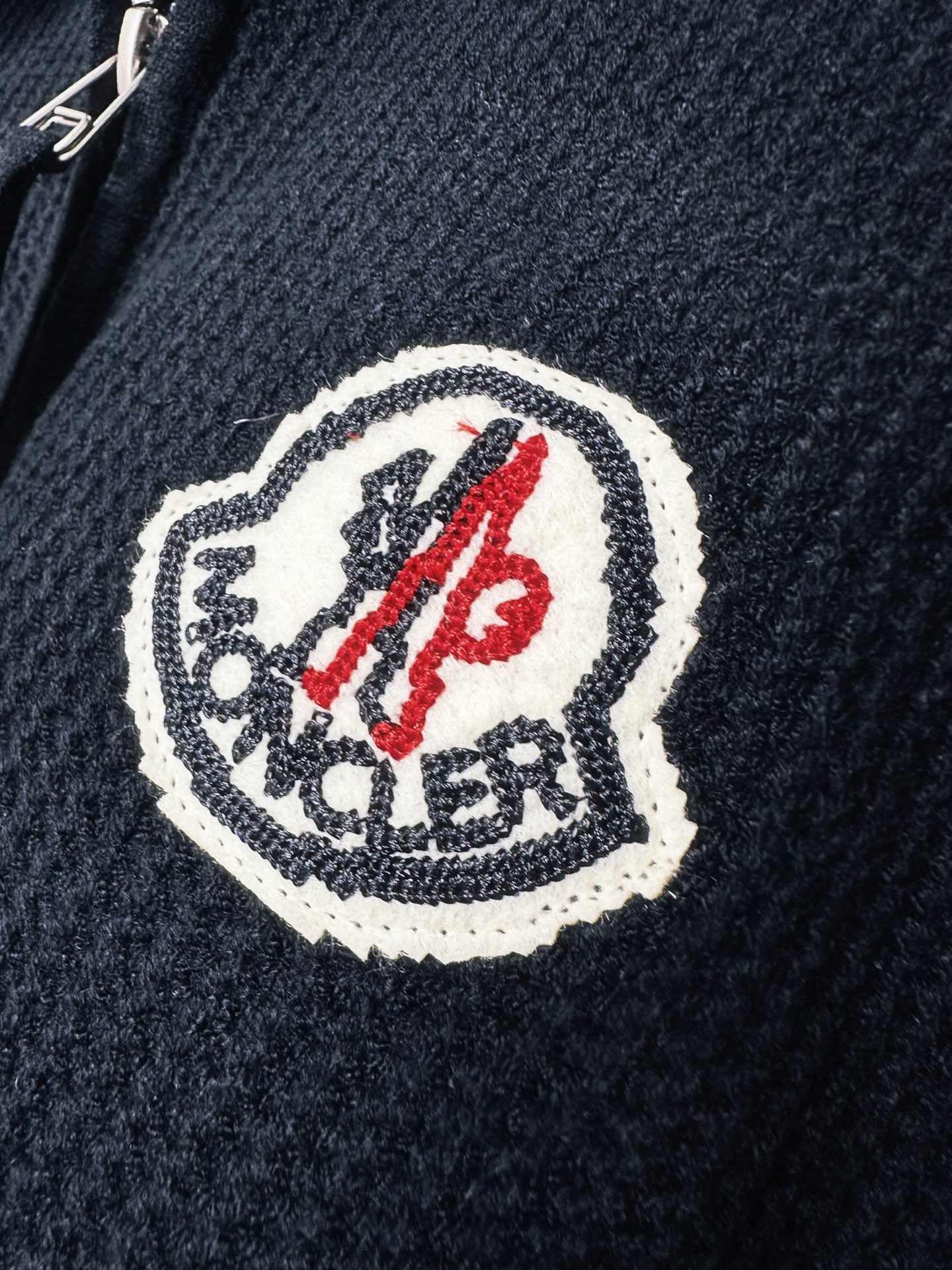 MON 2025SS秋冬新款半开衫翻领毛衣，专柜同步发售，采用羊毛混纺针织衫毛衣，经典刺绣logo，客供