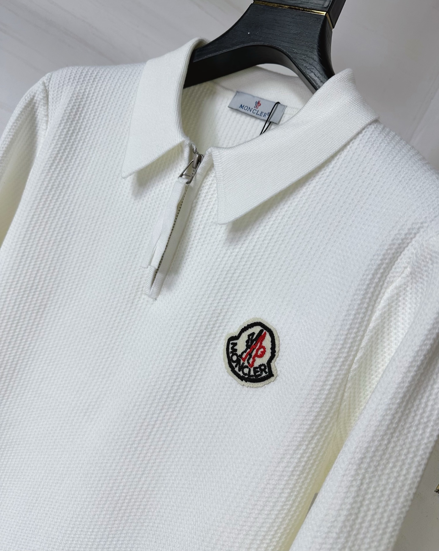 MON 2025SS秋冬新款半开衫翻领毛衣，专柜同步发售，采用羊毛混纺针织衫毛衣，经典刺绣logo，客供