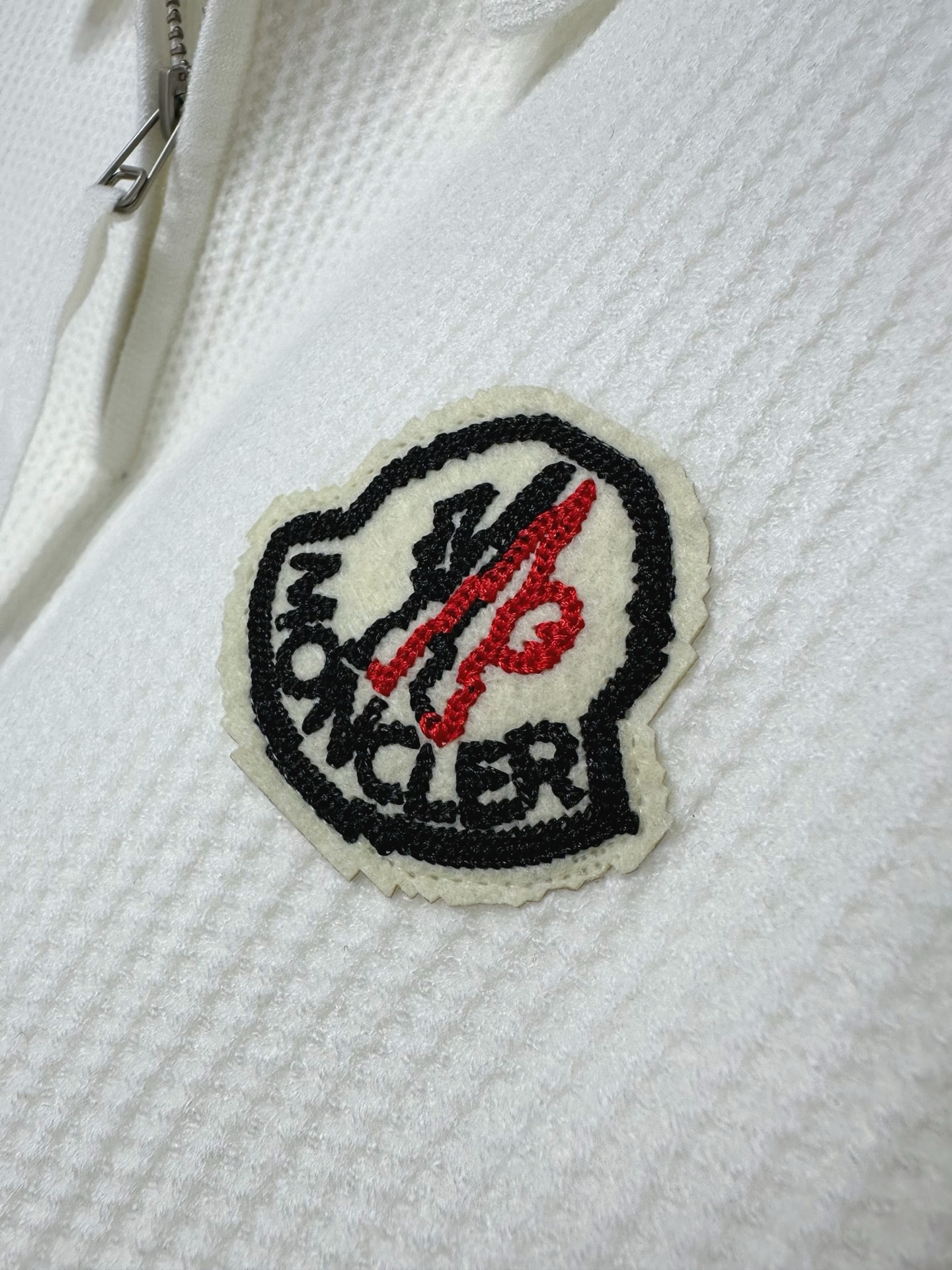 MON 2025SS秋冬新款半开衫翻领毛衣，专柜同步发售，采用羊毛混纺针织衫毛衣，经典刺绣logo，客供