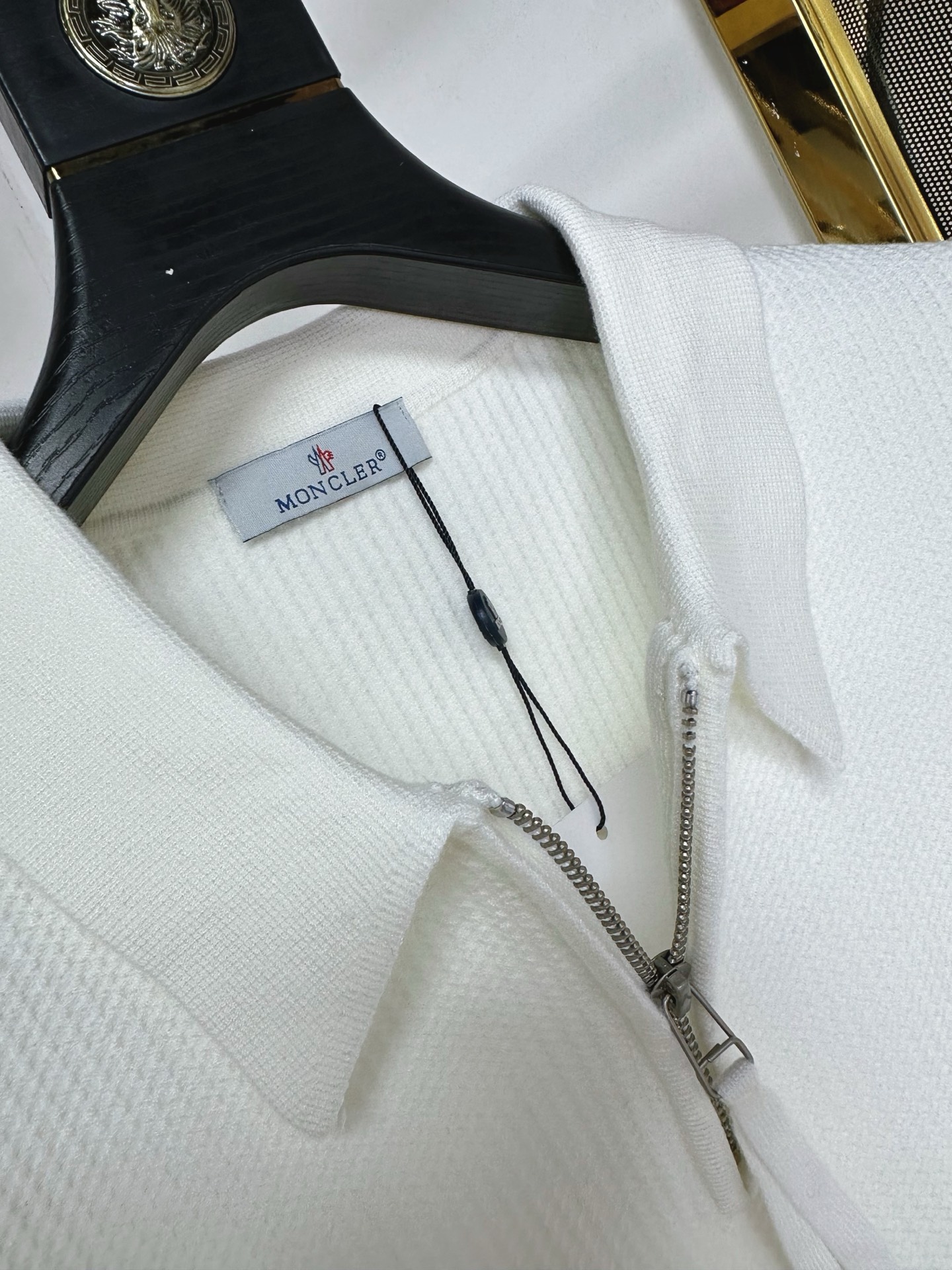 MON 2025SS秋冬新款半开衫翻领毛衣，专柜同步发售，采用羊毛混纺针织衫毛衣，经典刺绣logo，客供