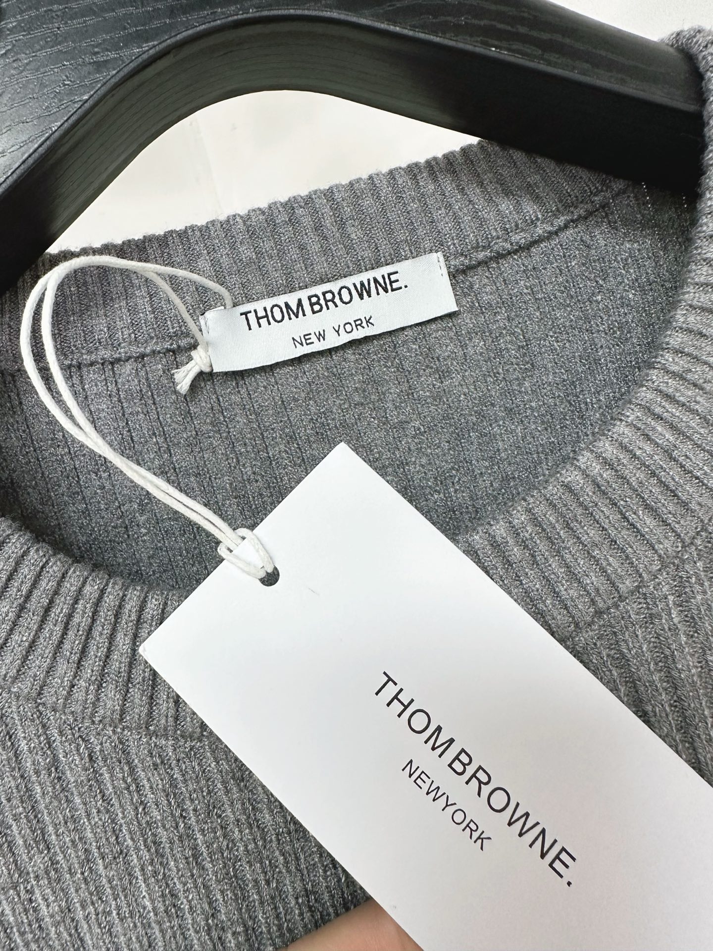 TB 2025SS秋冬新款开衫翻领毛衣，专柜同步发售，采用羊毛混纺针织衫毛衣，经典腊条狗刺绣logo➕四