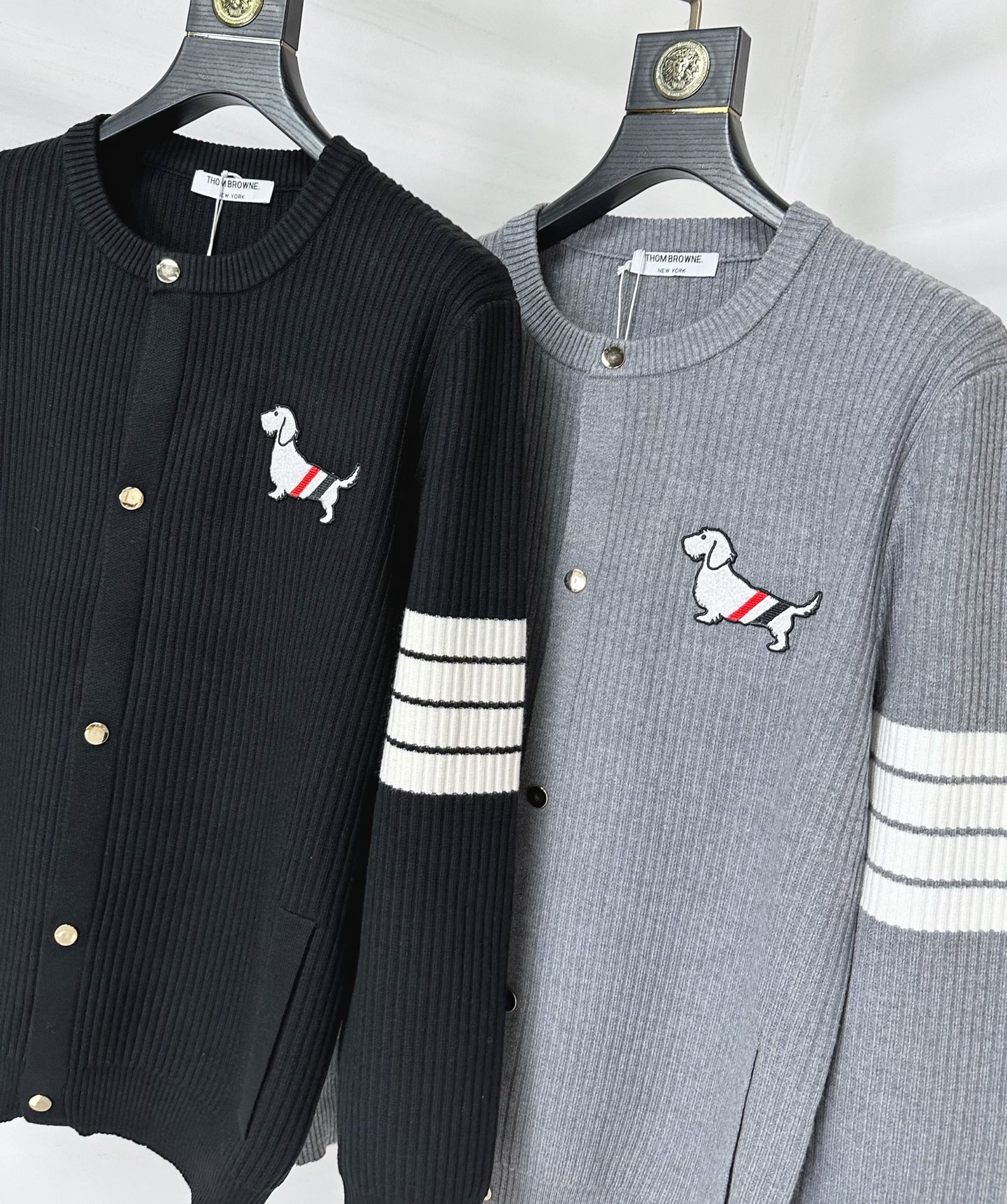 TB 2025SS秋冬新款开衫翻领毛衣，专柜同步发售，采用羊毛混纺针织衫毛衣，经典腊条狗刺绣logo➕四