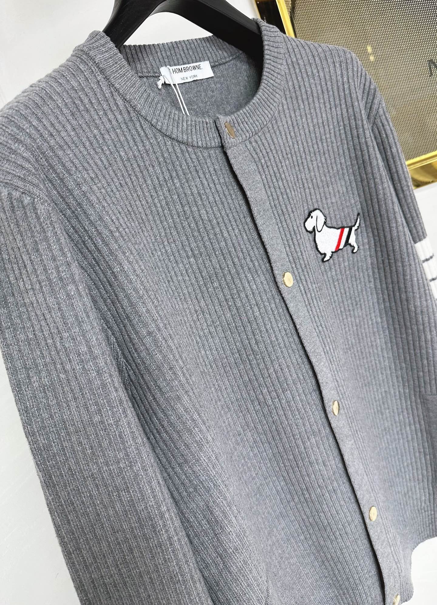 TB 2025SS秋冬新款开衫翻领毛衣，专柜同步发售，采用羊毛混纺针织衫毛衣，经典腊条狗刺绣logo➕四