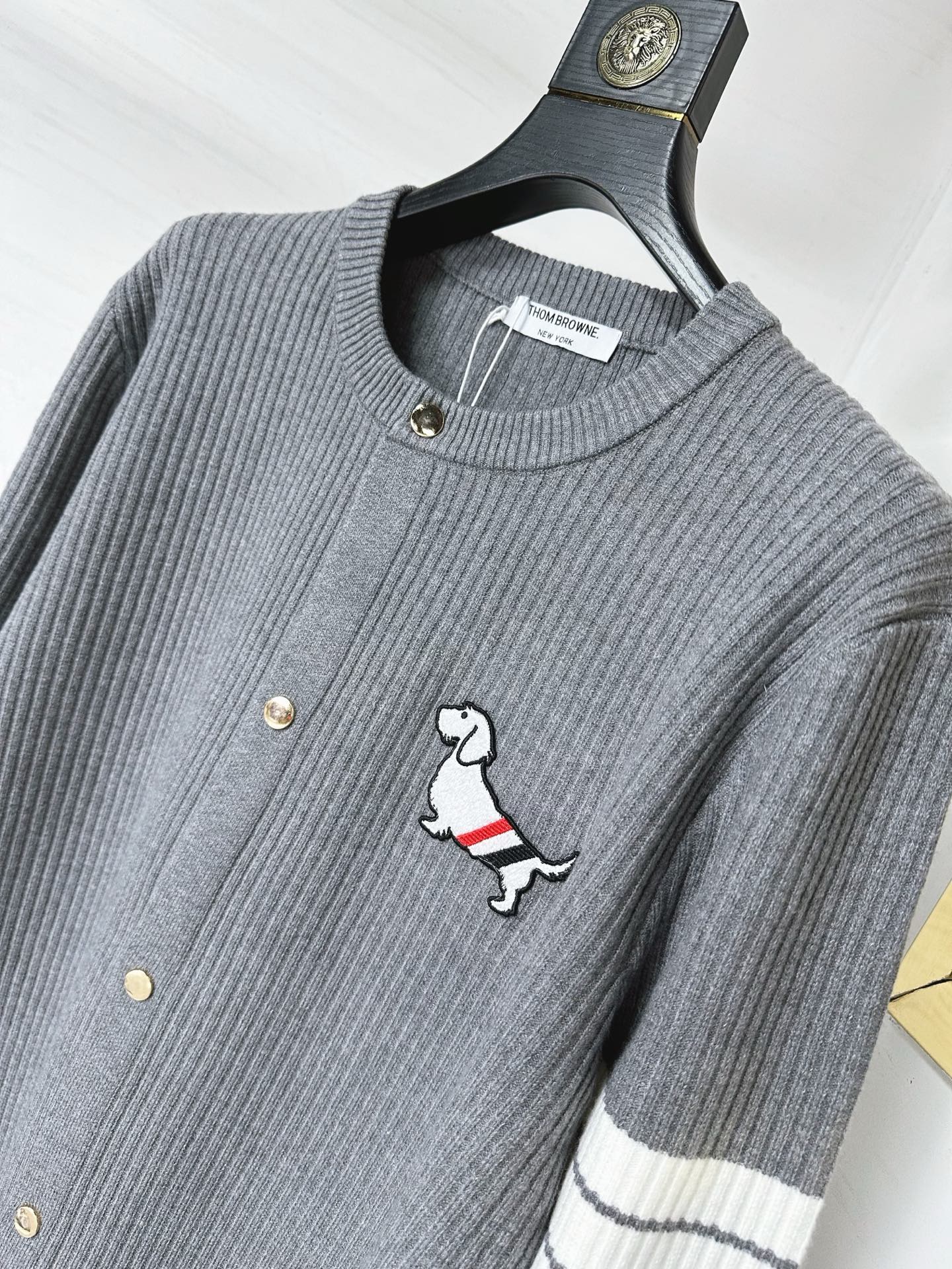 TB 2025SS秋冬新款开衫翻领毛衣，专柜同步发售，采用羊毛混纺针织衫毛衣，经典腊条狗刺绣logo➕四