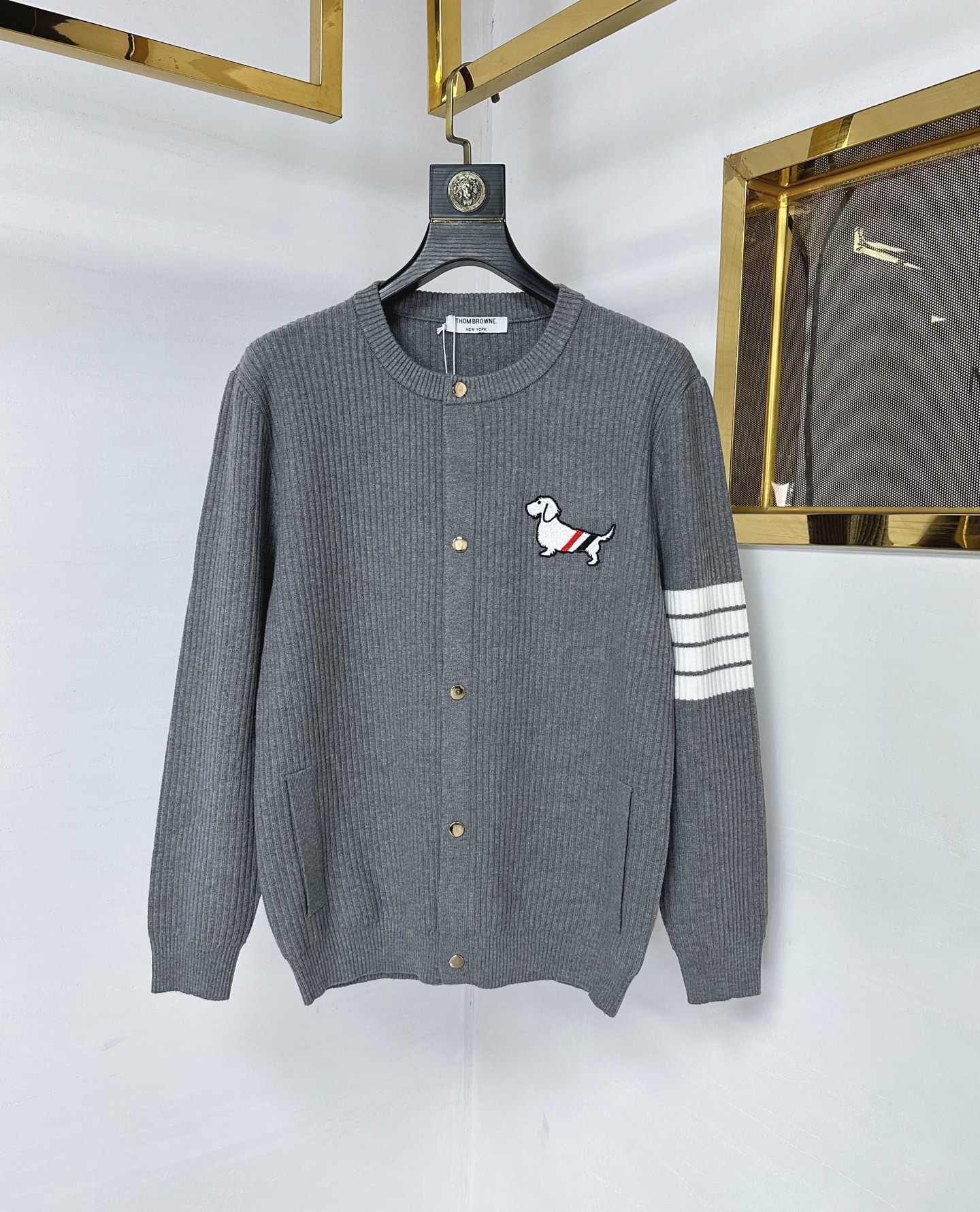 TB 2025SS秋冬新款开衫翻领毛衣，专柜同步发售，采用羊毛混纺针织衫毛衣，经典腊条狗刺绣logo➕四