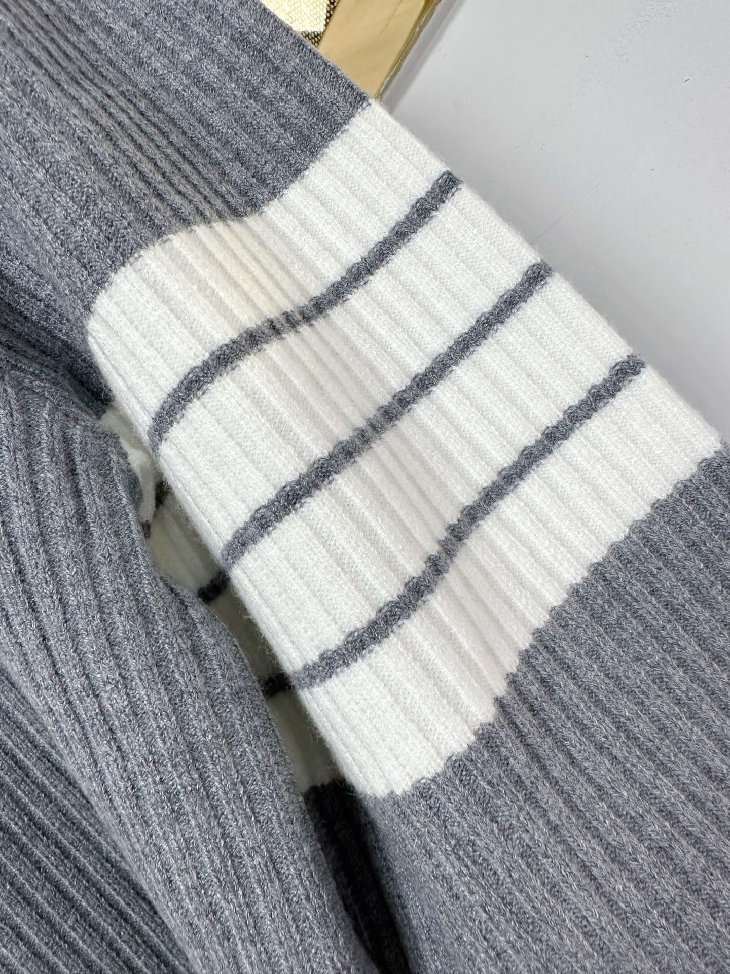 TB 2025SS秋冬新款开衫翻领毛衣，专柜同步发售，采用羊毛混纺针织衫毛衣，经典腊条狗刺绣logo➕四