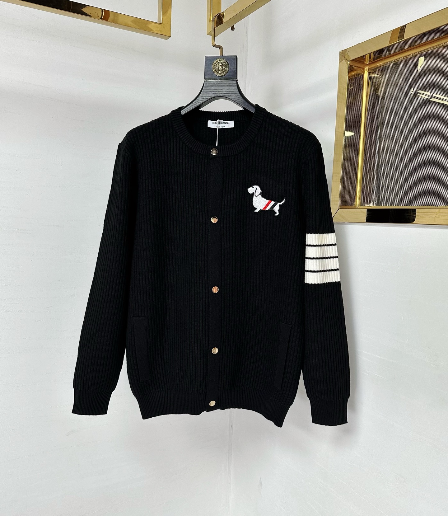 TB 2025SS秋冬新款开衫翻领毛衣，专柜同步发售，采用羊毛混纺针织衫毛衣，经典腊条狗刺绣logo➕四