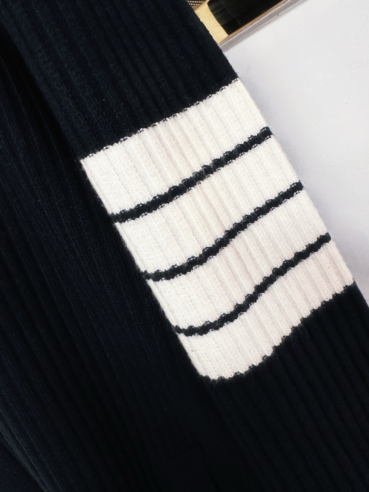 TB 2025SS秋冬新款开衫翻领毛衣，专柜同步发售，采用羊毛混纺针织衫毛衣，经典腊条狗刺绣logo➕四