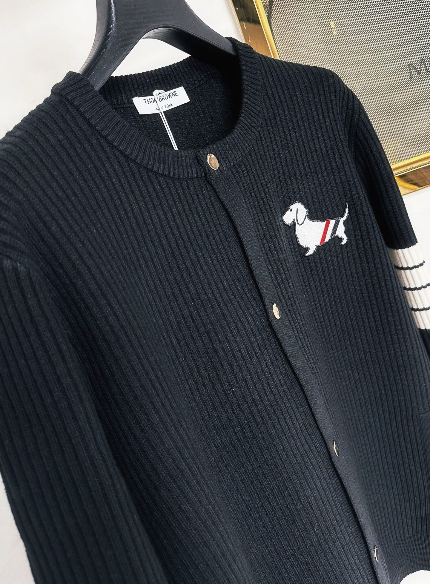 TB 2025SS秋冬新款开衫翻领毛衣，专柜同步发售，采用羊毛混纺针织衫毛衣，经典腊条狗刺绣logo➕四